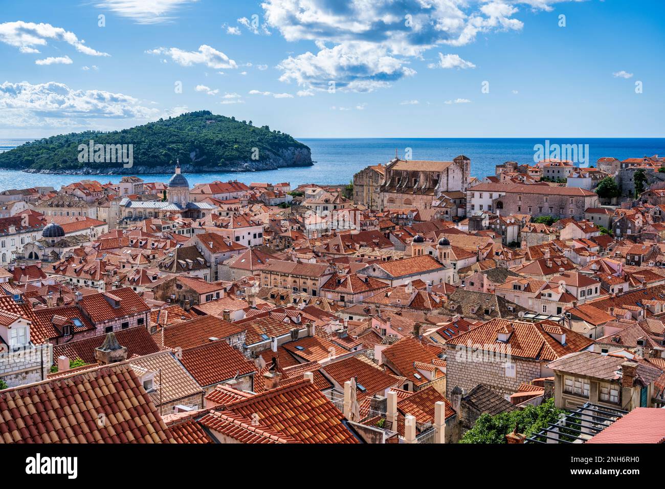 Vista sopraelevata sui tetti di tegole rosse, con la Cattedrale sulla sinistra e la Chiesa di San Ignazio sulla destra, nel centro storico di Dubrovnik in Croazia Foto Stock