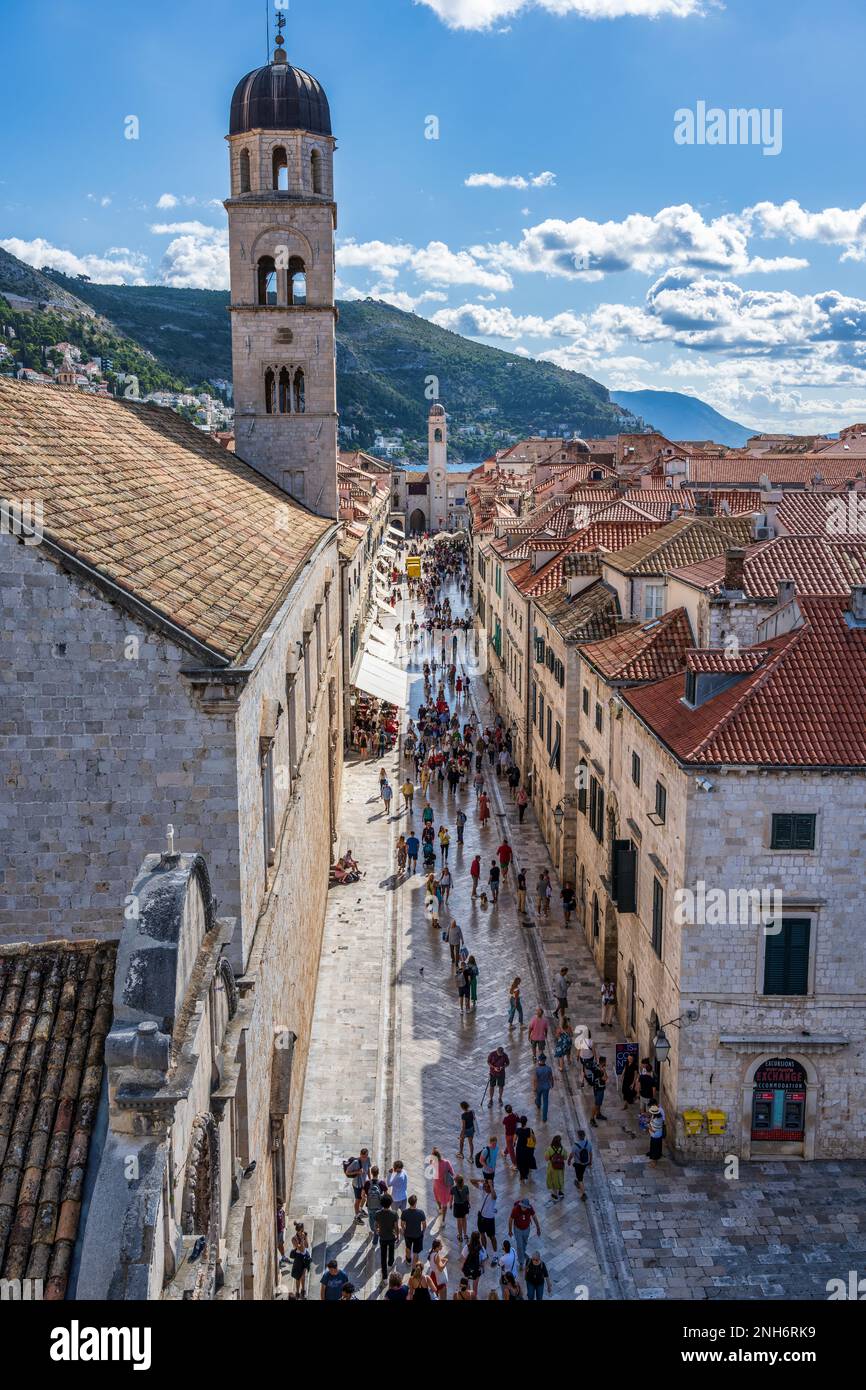 Vista lungo lo Stradun (Placa), con il campanile della Chiesa francescana sulla sinistra, guardando verso la Torre dell'Orologio, nel centro storico di Dubrovnik in Croazia Foto Stock