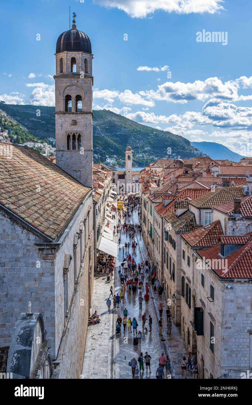 Vista lungo lo Stradun (Placa), con il campanile della Chiesa francescana sulla sinistra, guardando verso la Torre dell'Orologio, nel centro storico di Dubrovnik in Croazia Foto Stock