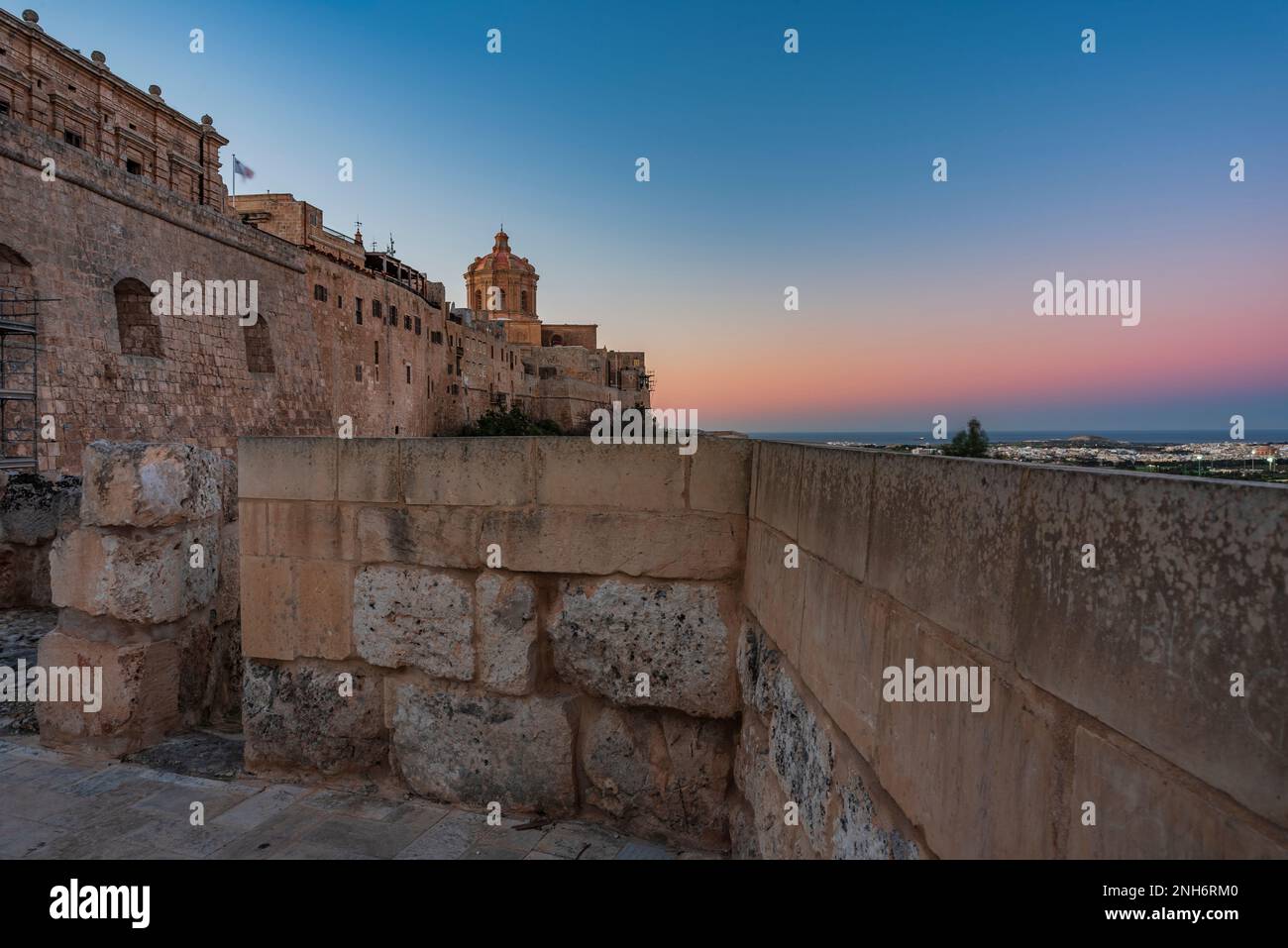 L'antica città fortificata di Mdina al crepuscolo, Malta Foto Stock