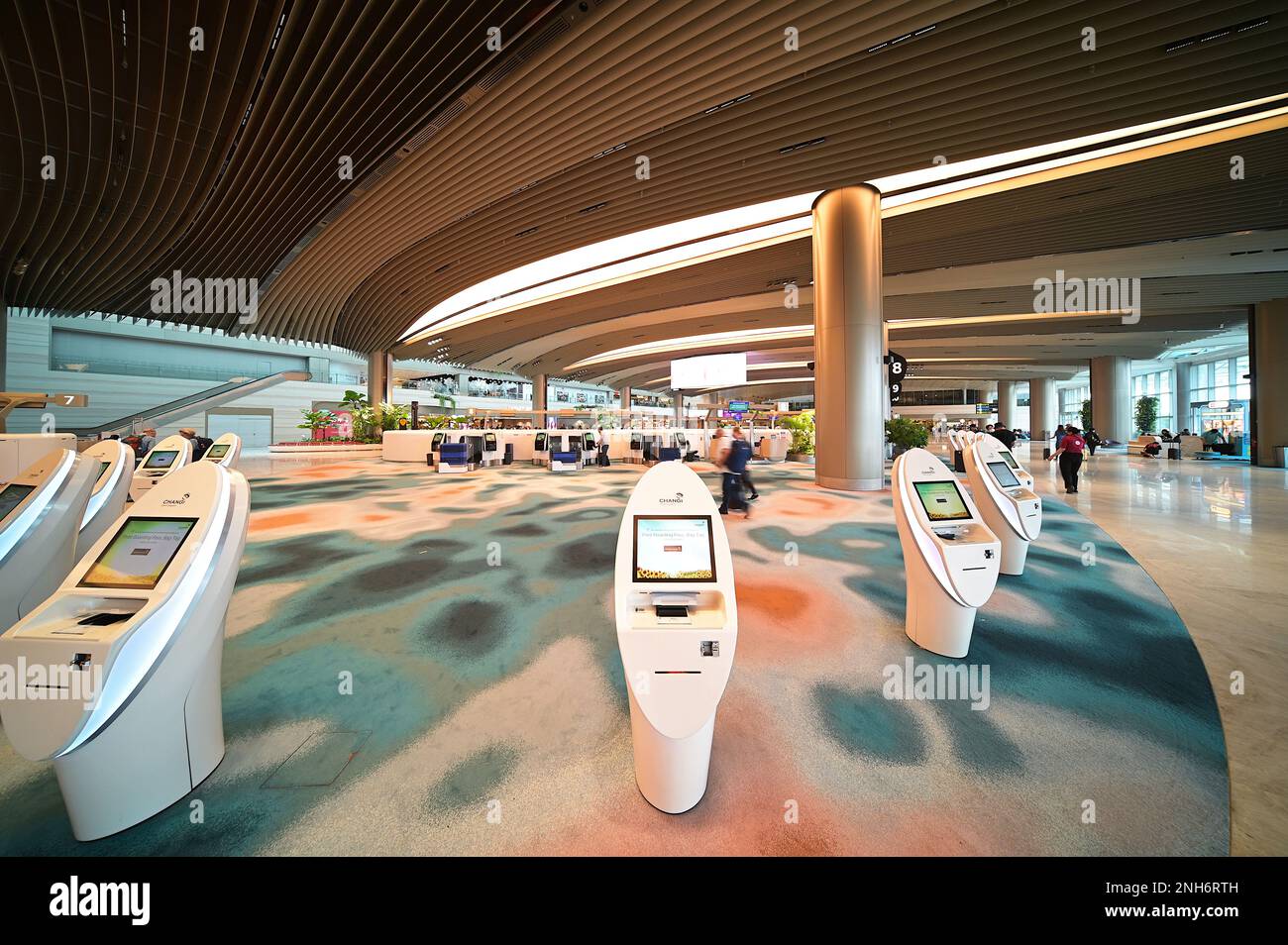 Chioschi self-service automatizzati presso la sala partenze del Terminal 2, Aeroporto Changi di Singapore, febbraio 2023 Foto Stock