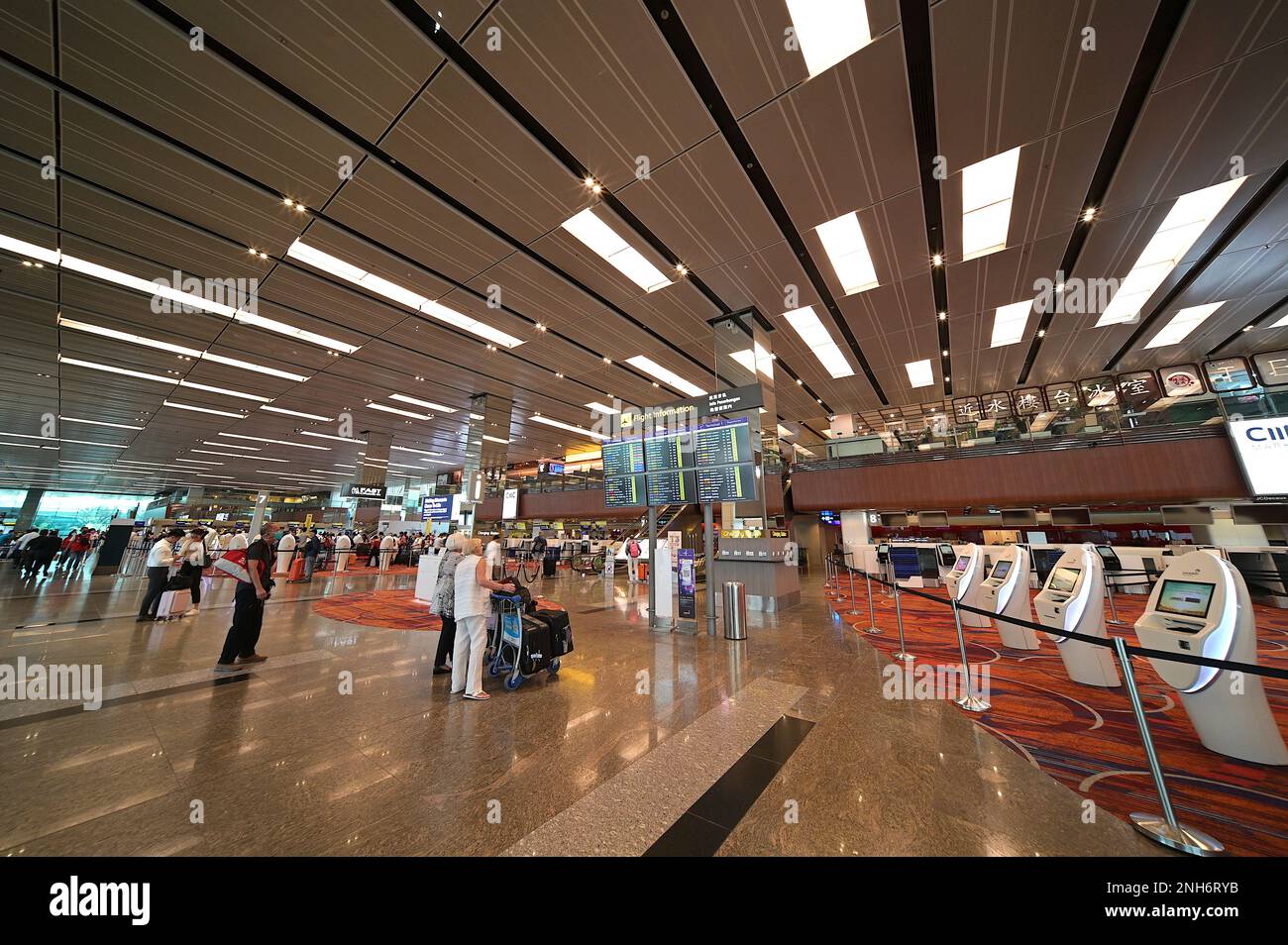 Banco informazioni sui voli e chioschi self-service presso la sala partenze del Terminal 1, Aeroporto Changi di Singapore Foto Stock
