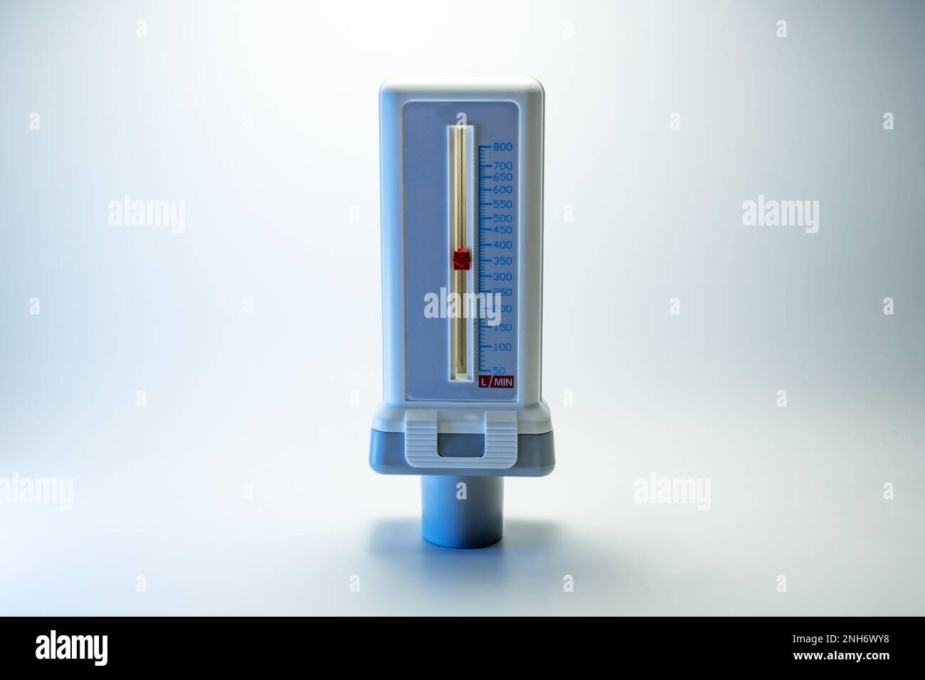 Peak flow meter, dispositivo medico che misura la velocità massima di espirazione di una persona per monitorare la funzione polmonare e la respirazione. Sfondo chiaro, COP Foto Stock