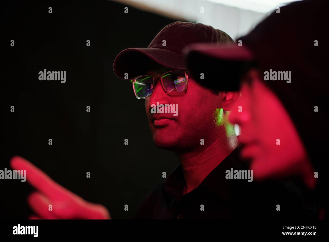 Gli hacker che eseguono attacchi informatici blockchain, ddos e malware Foto Stock