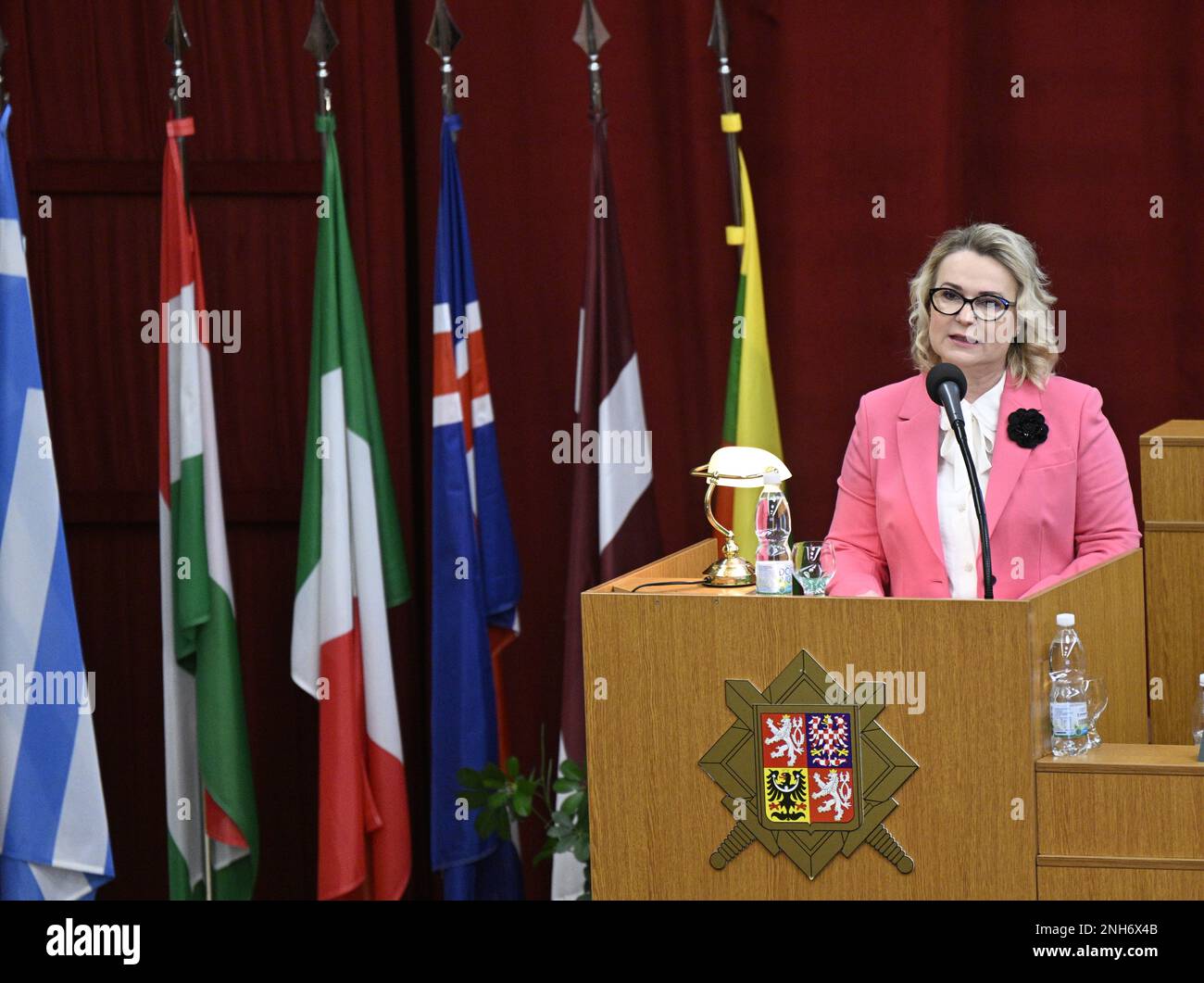 Praga, Repubblica Ceca. 21st Feb, 2023. Il Ministro della Difesa Jana Cernochova (ODS), foto, e il Capo di Stato maggiore Karel Rehka (non visto) partecipano alla riunione di comando dello Stato maggiore militare ceco per valutare i principali compiti militari nel 2022, il Ministero della Difesa di Praga, Repubblica Ceca, martedì, Febbraio 21, 2023. Credit: Michal Krumpnazl/CTK Photo/Alamy Live News Foto Stock