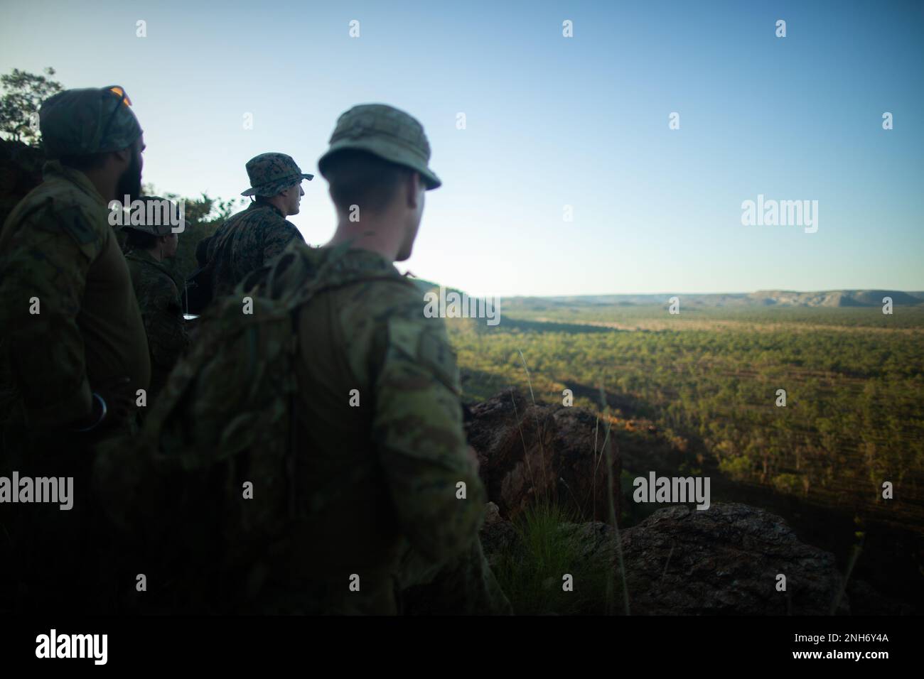 STATI UNITI Marines, con Air Naval Gunfire Liaison Company, Command Element, Marine Rotational Force-Darwin 22, Australian Army Soldiers with 8th/12th Regiment, Royal Australian Artillery, E i membri dell'Australian Special Operations Command hanno condotto un sondaggio sull'outback di Yampi Sound, WA, Australia, durante un'occupazione in un punto di osservazione come parte dell'esercizio Koolendong 22, 20 luglio 2022. Esercizio Koolendong 22 è un esercizio di forza combinato e congiunto incentrato sulle operazioni di base avanzate di spedizione condotte dagli Stati Uniti Marines, Stati Uniti Soldati, Stati Uniti Uomini aerei, e personale della forza di difesa australiana. Foto Stock