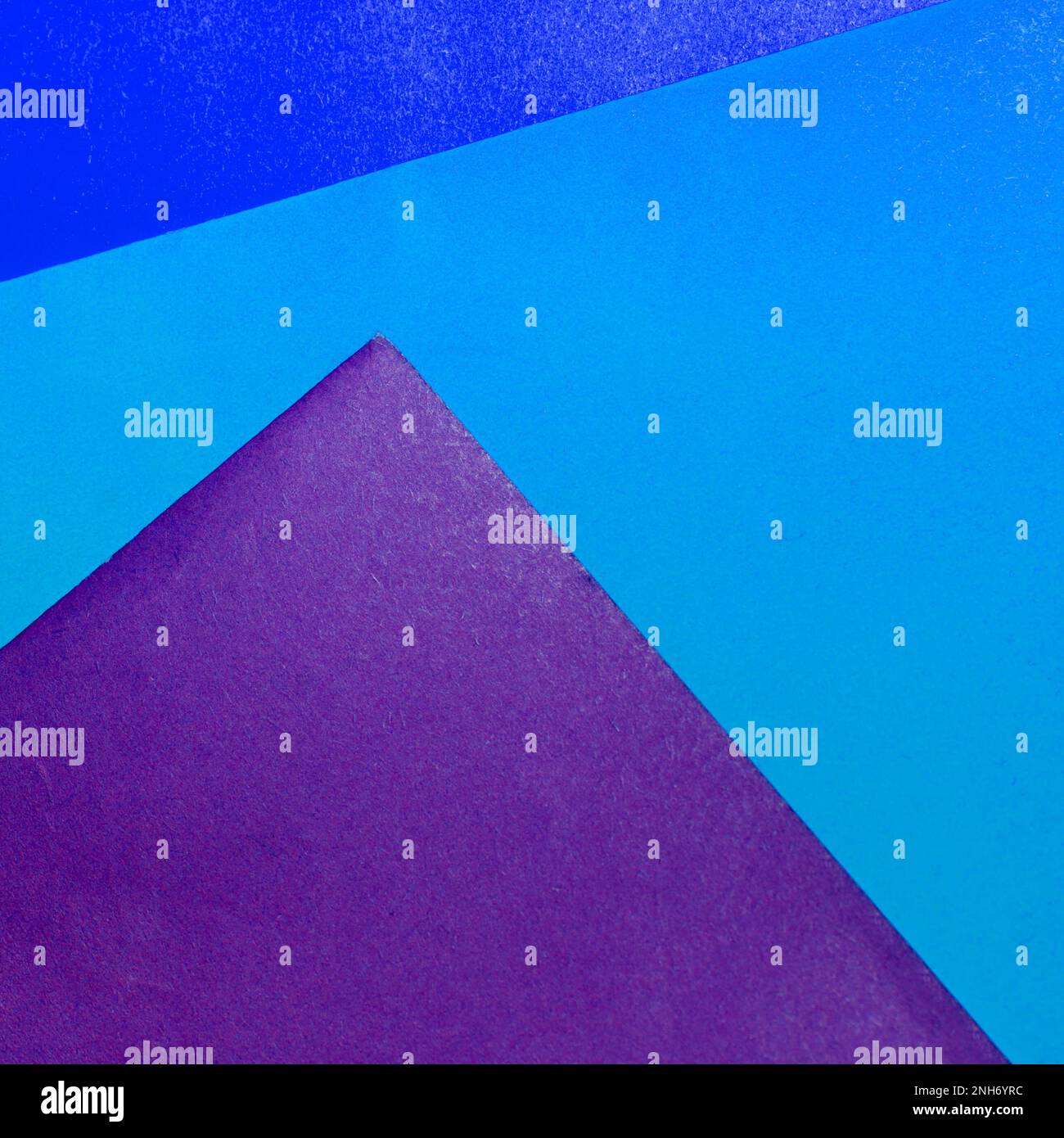 Tre colori geometrici, blu astratto, blu chiaro e viola colorate texture minime di carta, sfondo quadrato Foto Stock