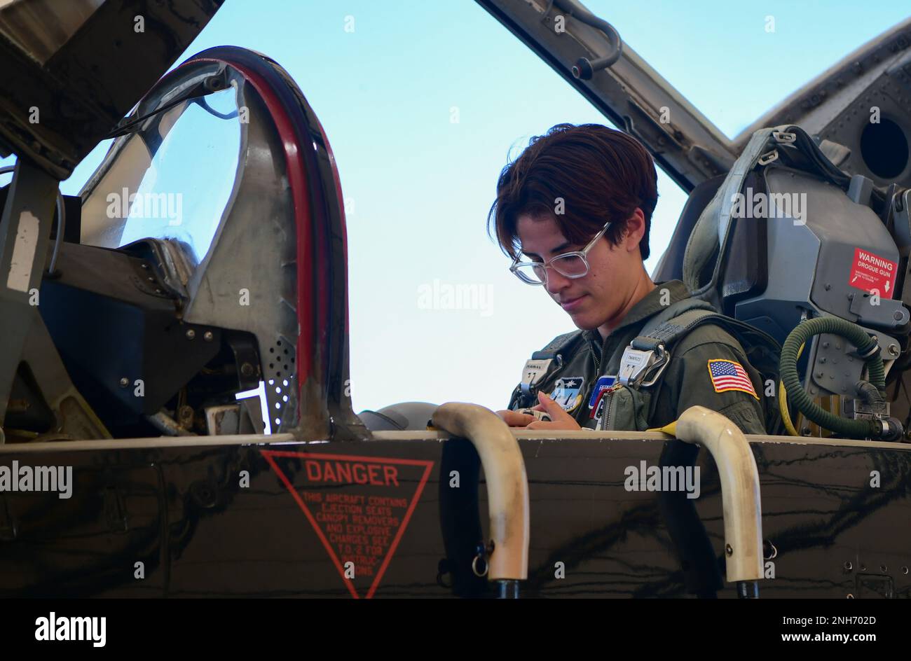 STATI UNITI Air Force Cadet siede nell'abitacolo di una T-38 il 20 luglio 2022 sulla base dell'aeronautica militare di Beale, California. L'esercizio consiste nell'addestrare i cadetti su come volare il T-38. Foto Stock