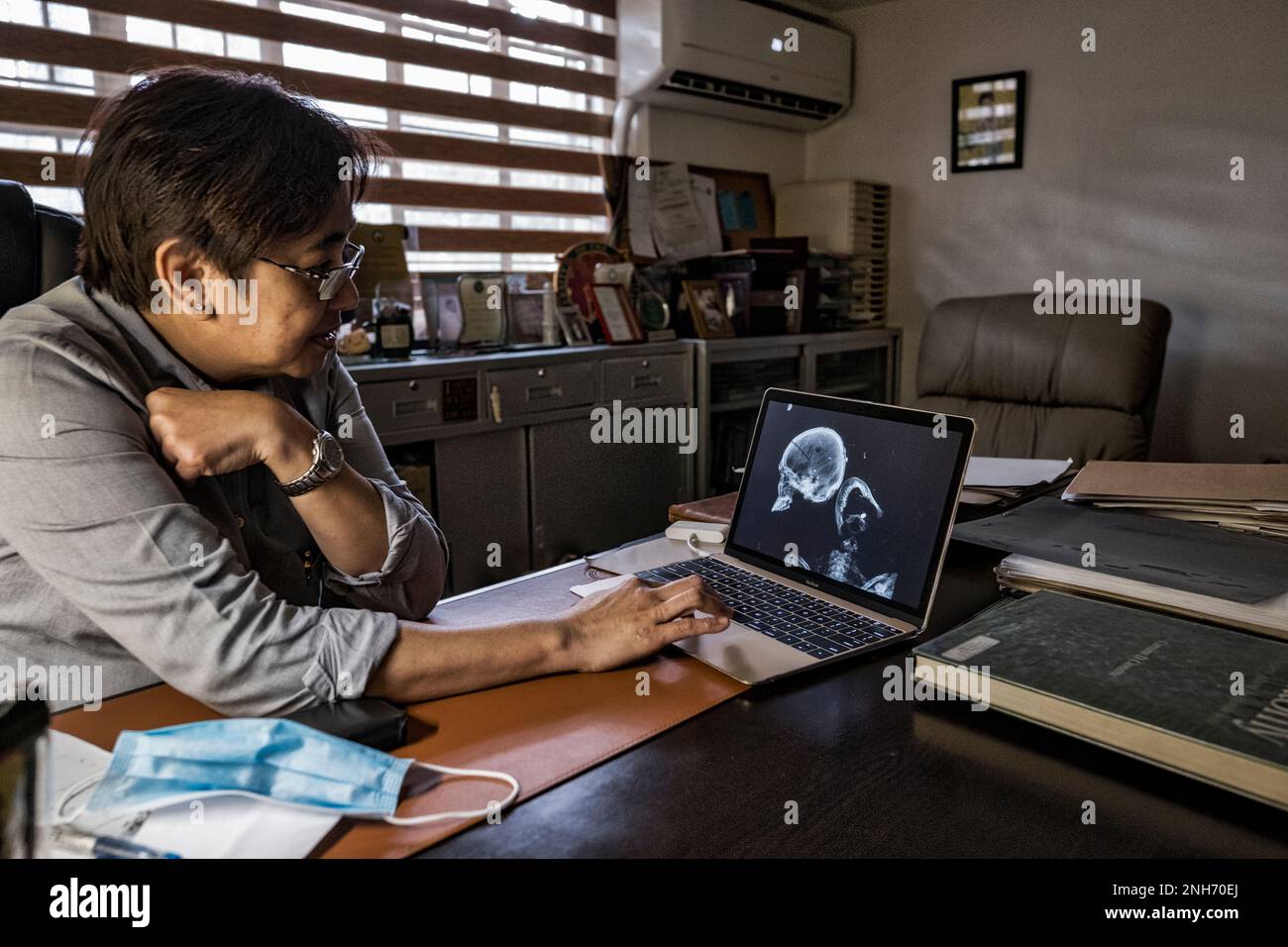Patologo forense Dr. Raquel Fortun, Manila, Filippine, guerra alla droga Foto Stock
