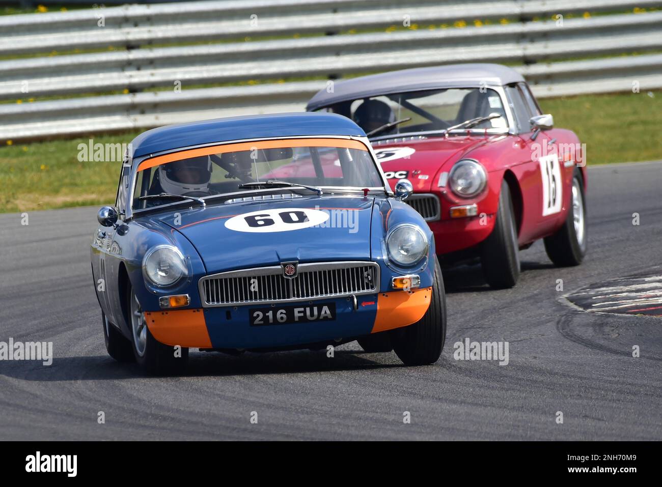 Nick Thompson, Sean McLurg, MG B, Ecurie Classic Racing, quaranta minuti di corse per pre-66 club racing GT, con motori fino a 2700cc, Foto Stock