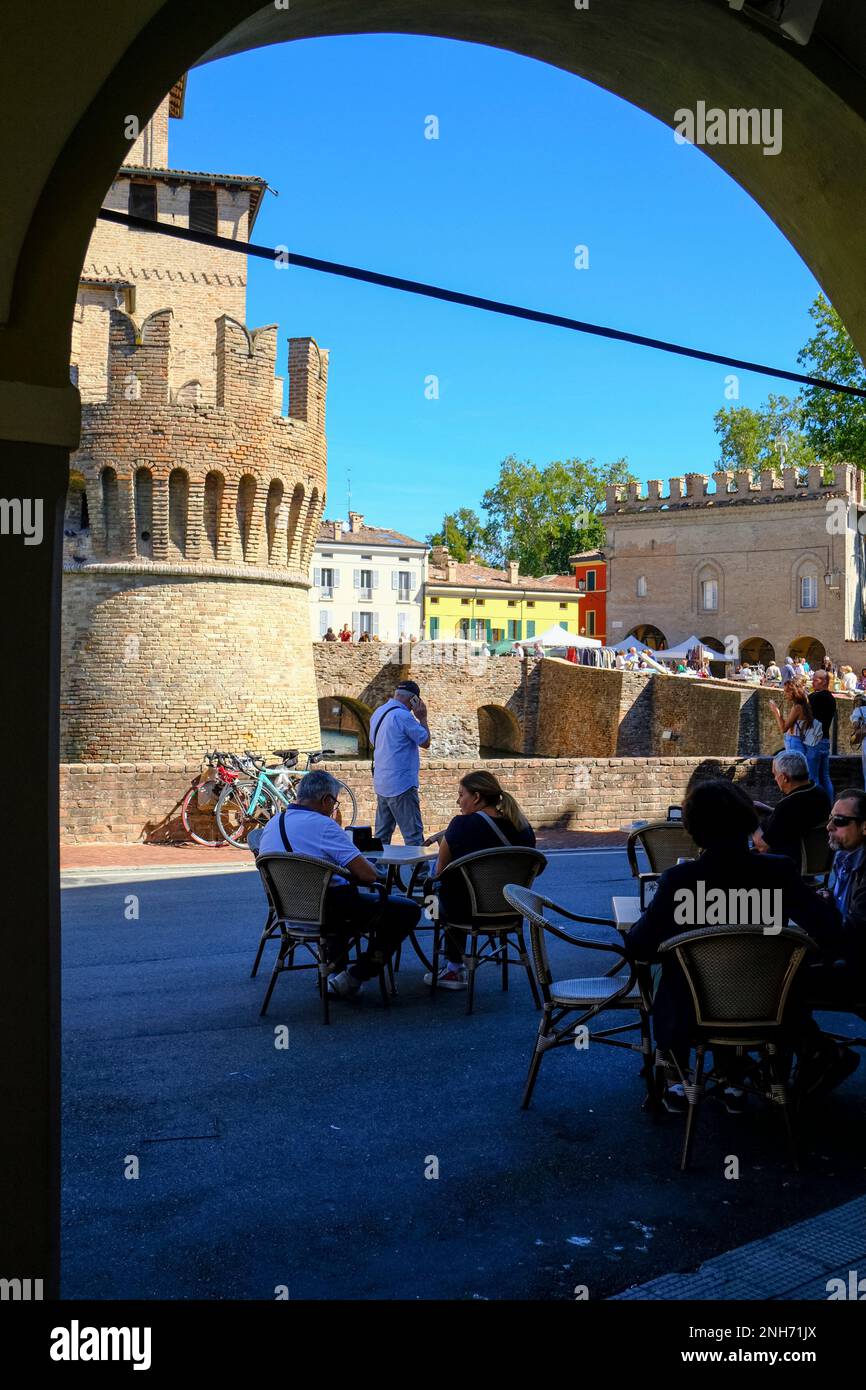 Settembre 2022 Fontanellato, Parma: Persone al bar all'aperto di fronte al castello la Rocca Sanvitale in una giornata di sole Foto Stock