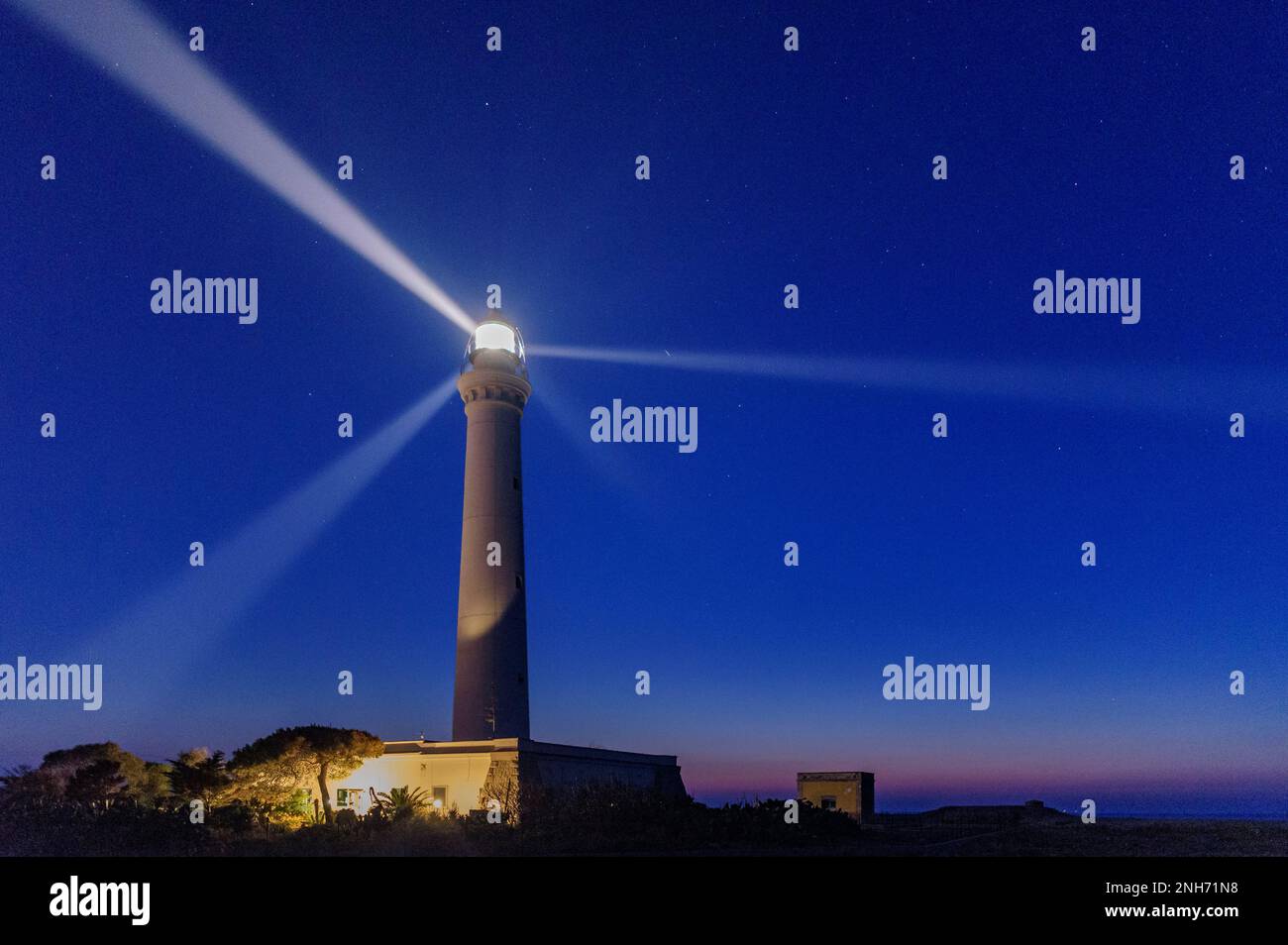 Il faro di San Vito lo Capo al crepuscolo, Sicilia Foto Stock