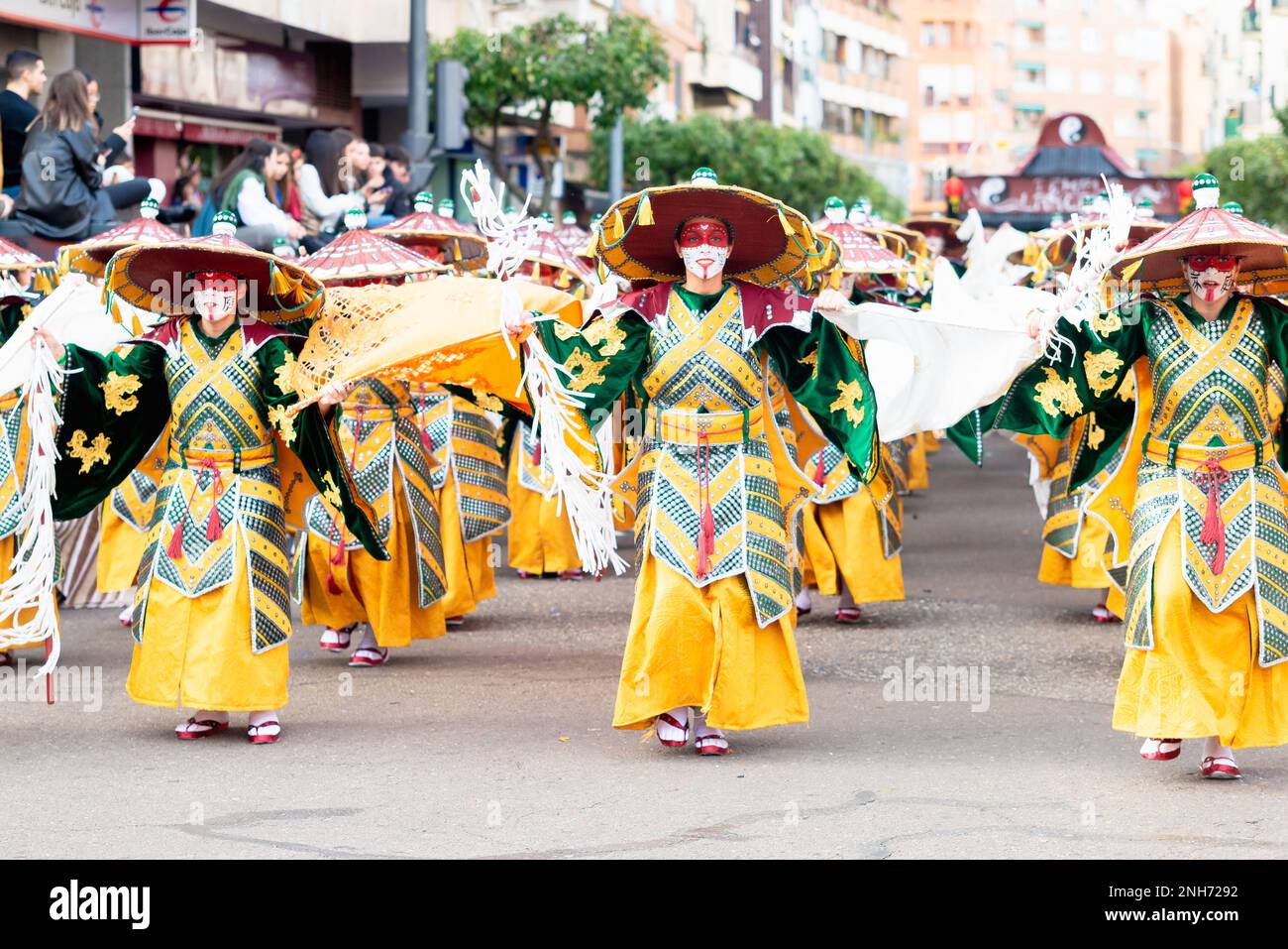 Badajoz, Spagna, domenica. Febbraio 19 2023. Parade attraverso le strade di Badajoz, gruppo chiamato Los infettos acelerados Foto Stock