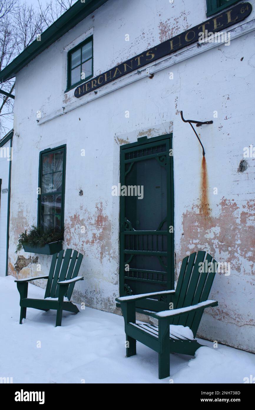 Merchant's Hotel in inverno con sedie verdi adirondack davanti a Stoccolma, Wisconsin USA. Foto Stock
