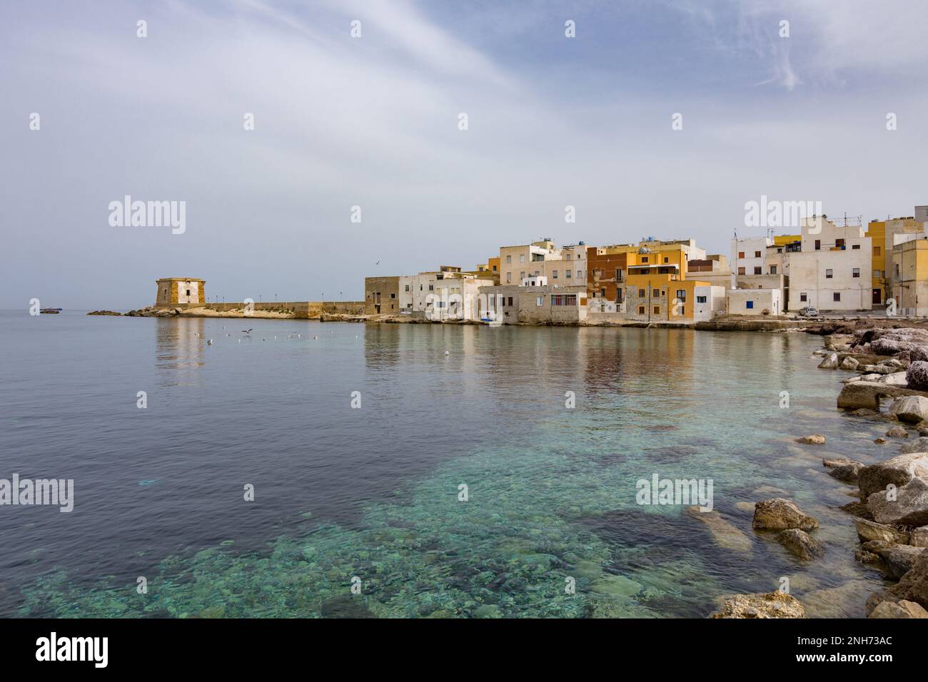 Vista della Torre Ligny e delle pittoresche case adiacenti, Trapani Foto Stock