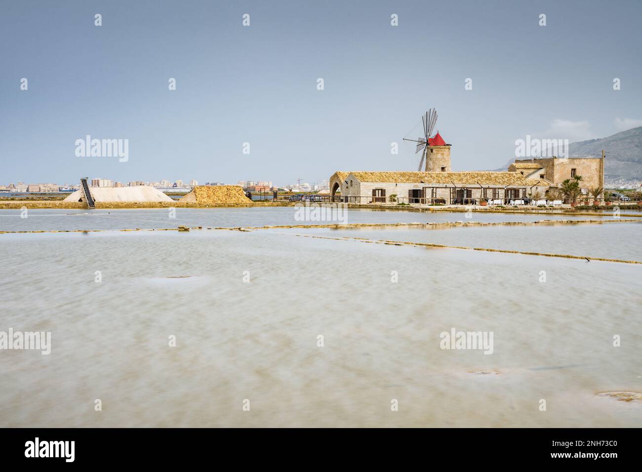 Vista di un mulino a vento tradizionale, saline di Trapani Foto Stock