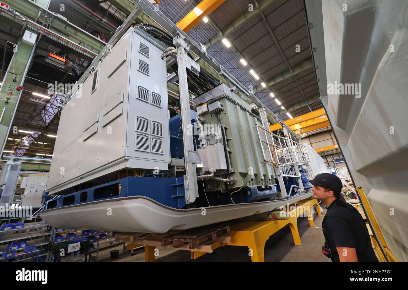 Rostock, Germania. 21st Feb, 2023. Una navicella per una turbina eolica di classe 6 MW è in fase di lavorazione presso Nordex Energy. Una cerimonia segna l'inizio ufficiale della produzione in serie delle turbine della classe 6 MW presso Nordex, la turbina di grandi dimensioni più potente dell'azienda. Credit: Bernd Wüstneck/dpa/Alamy Live News Foto Stock