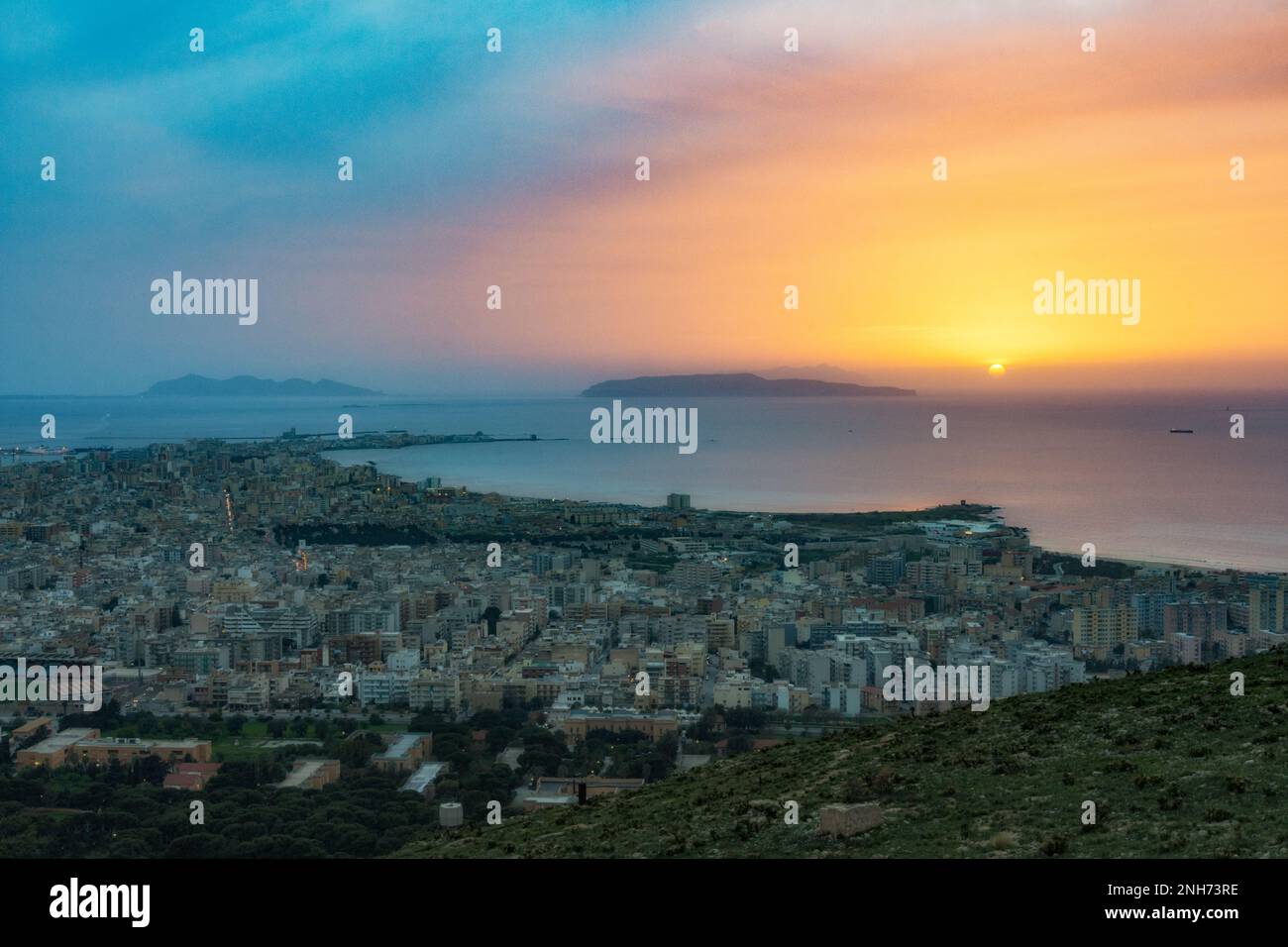 Vista panoramica della città di Trapani al tramonto Foto Stock