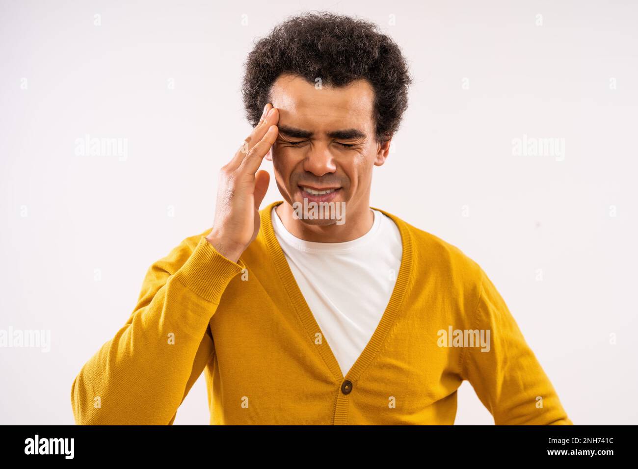 Studio shot ritratto di uomo multirazziale che sta avendo mal di testa. Foto Stock