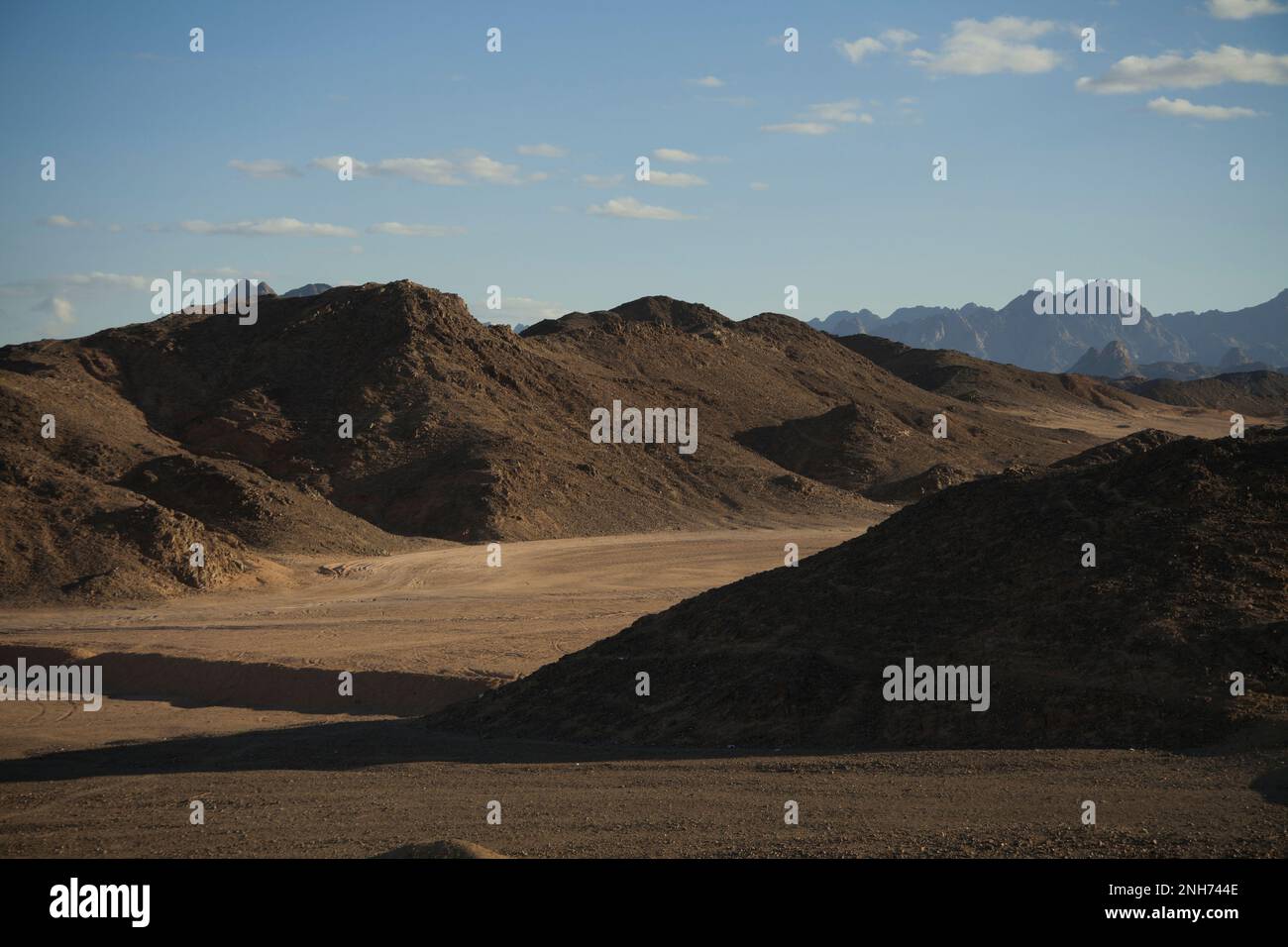 Montagne e ombre nel deserto arabo, Egitto Foto Stock