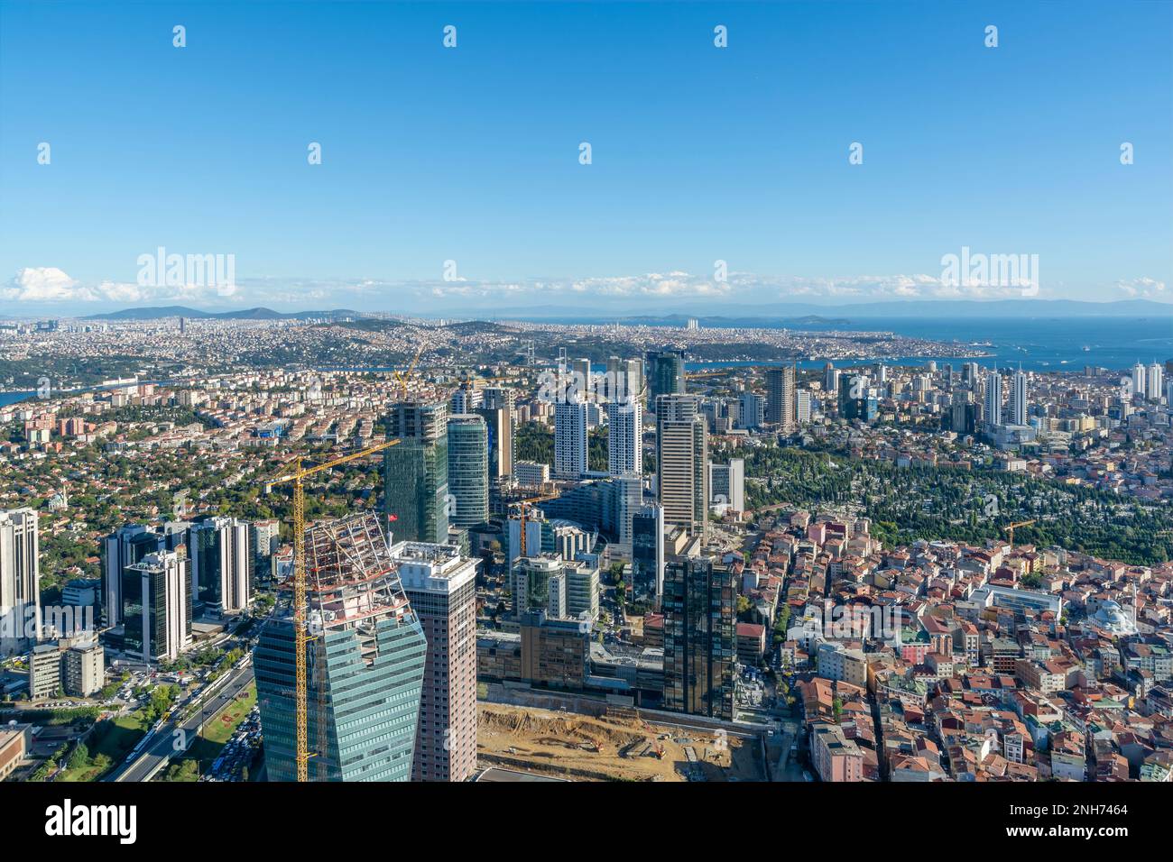 Vista del quartiere di Levent con cantieri, grattacieli ed edifici di uffici, parte asiatica di Istanbul e Ponte sul Bosforo sullo sfondo. (2013) Foto Stock