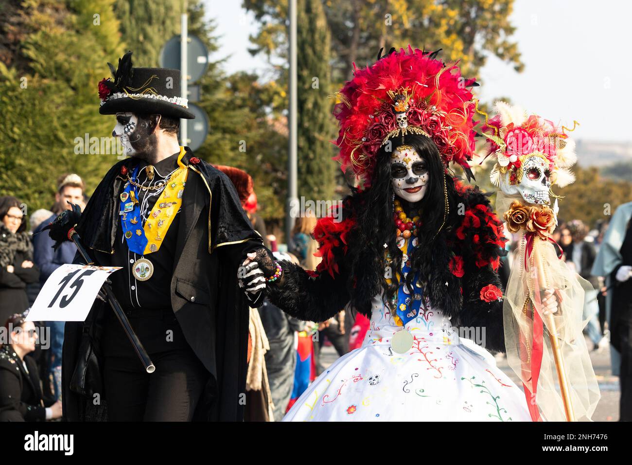 Costume Regal Pirate con accenti di cranio per la celebrazione del Carnevale Foto Stock