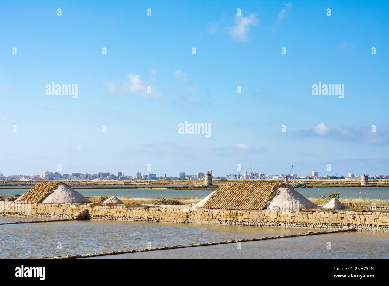 Cumuli di sale crudo ricoperti di piastrelle di terracotta, saline di Trapani Foto Stock