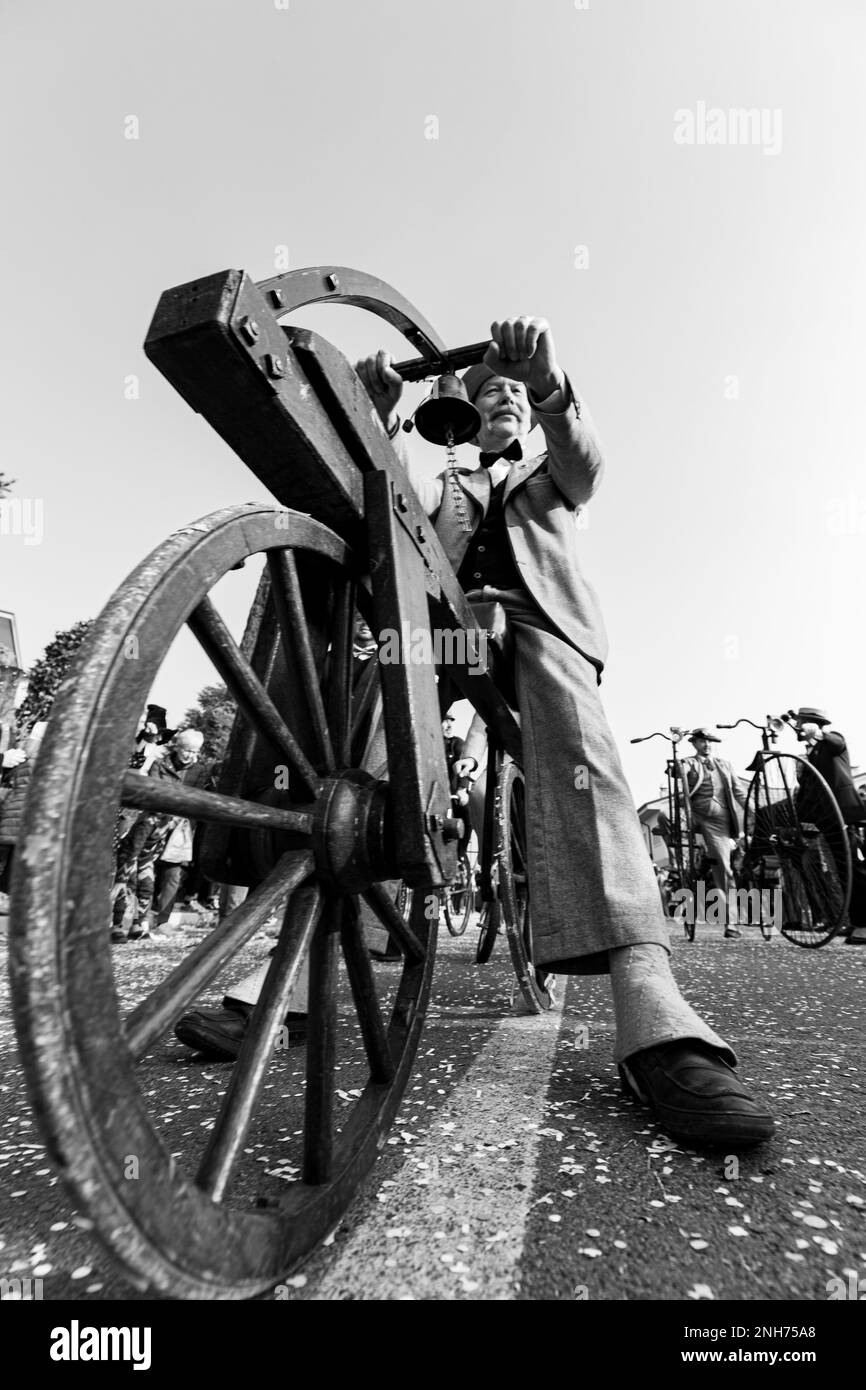 Cavalcare il passato: Esplora con stile con una bici d'epoca in legno Foto Stock