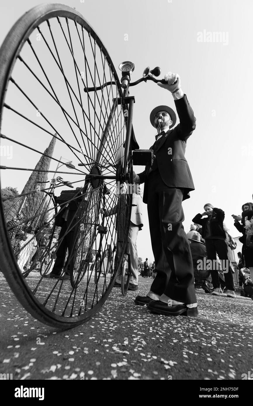 Passo indietro nel tempo: La bicicletta High Wheel fa un aspetto al Carnevale Foto Stock