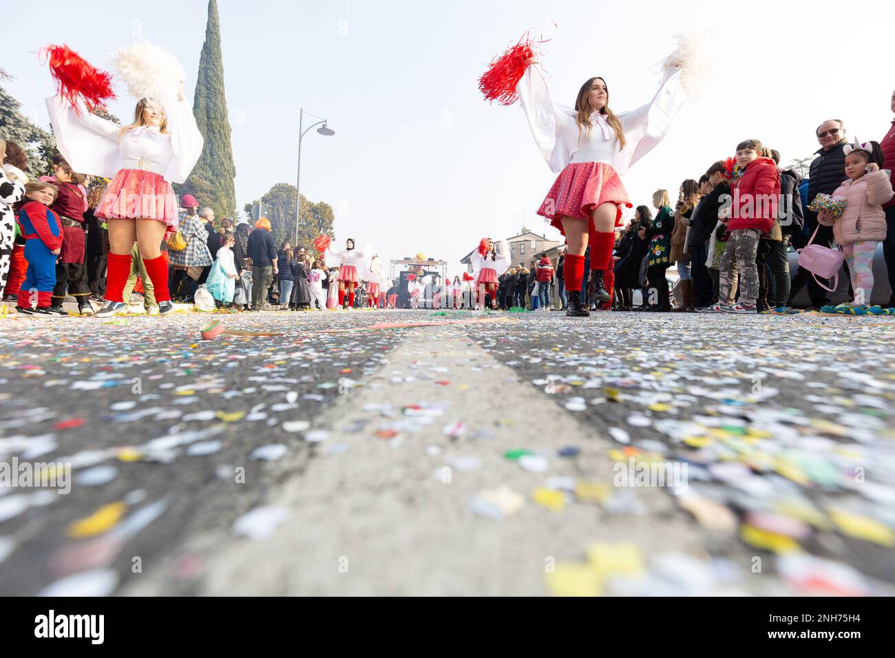 Colorful Carnival Chaos: Coriandolo Confetti sparge il terreno in scena festiva Foto Stock