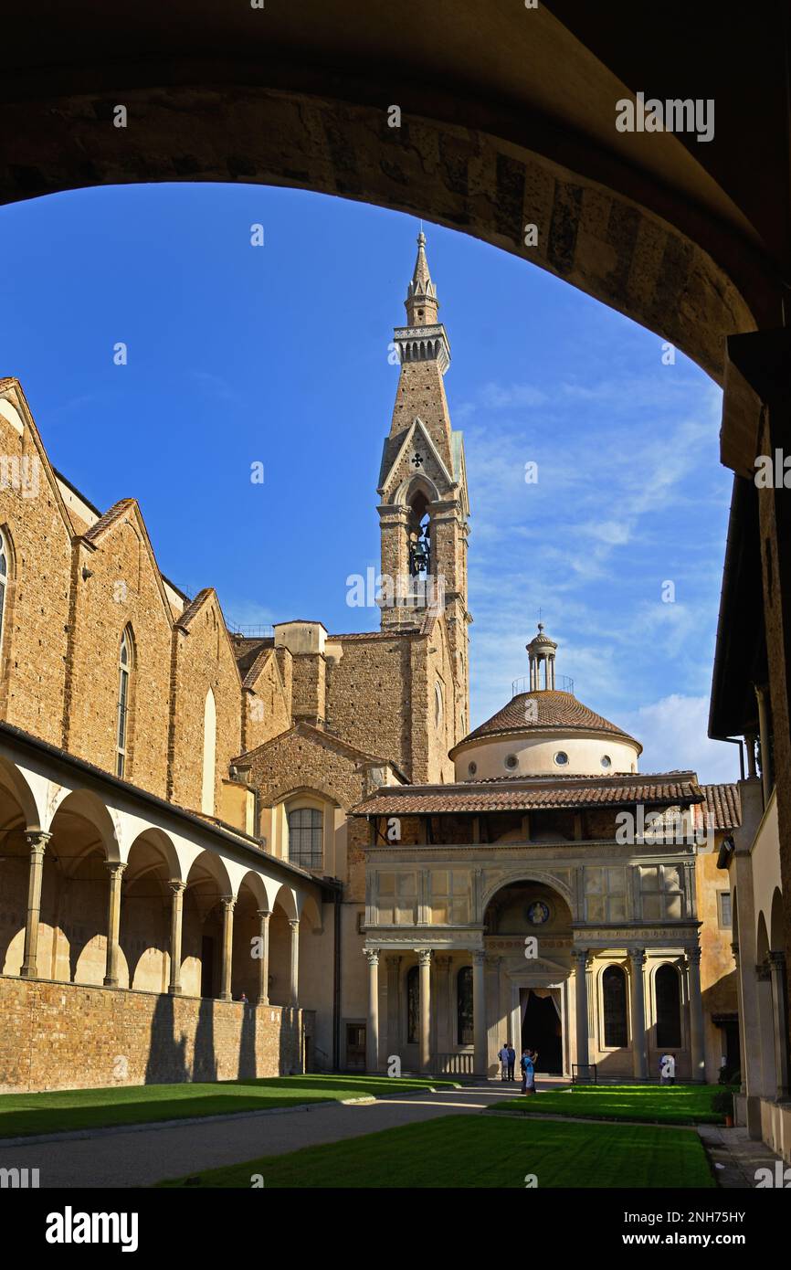 Chiesa e Museo di Santa Croche, di Leon Battista Alberti 1470 Firenze Italia ( la Basilica di Santa Croce chiesa francescana di Firenze, Italia. E Piazza di Santa Croce, Toscana Italia, sepolture: Michelangelo, Galileo Galilei, Niccolo Machiavelli, Architetti, Filippo Brunelleschi, Arnolfo di Cambio, Niccolo Matas, Inizio costruzione,1294 ) Foto Stock