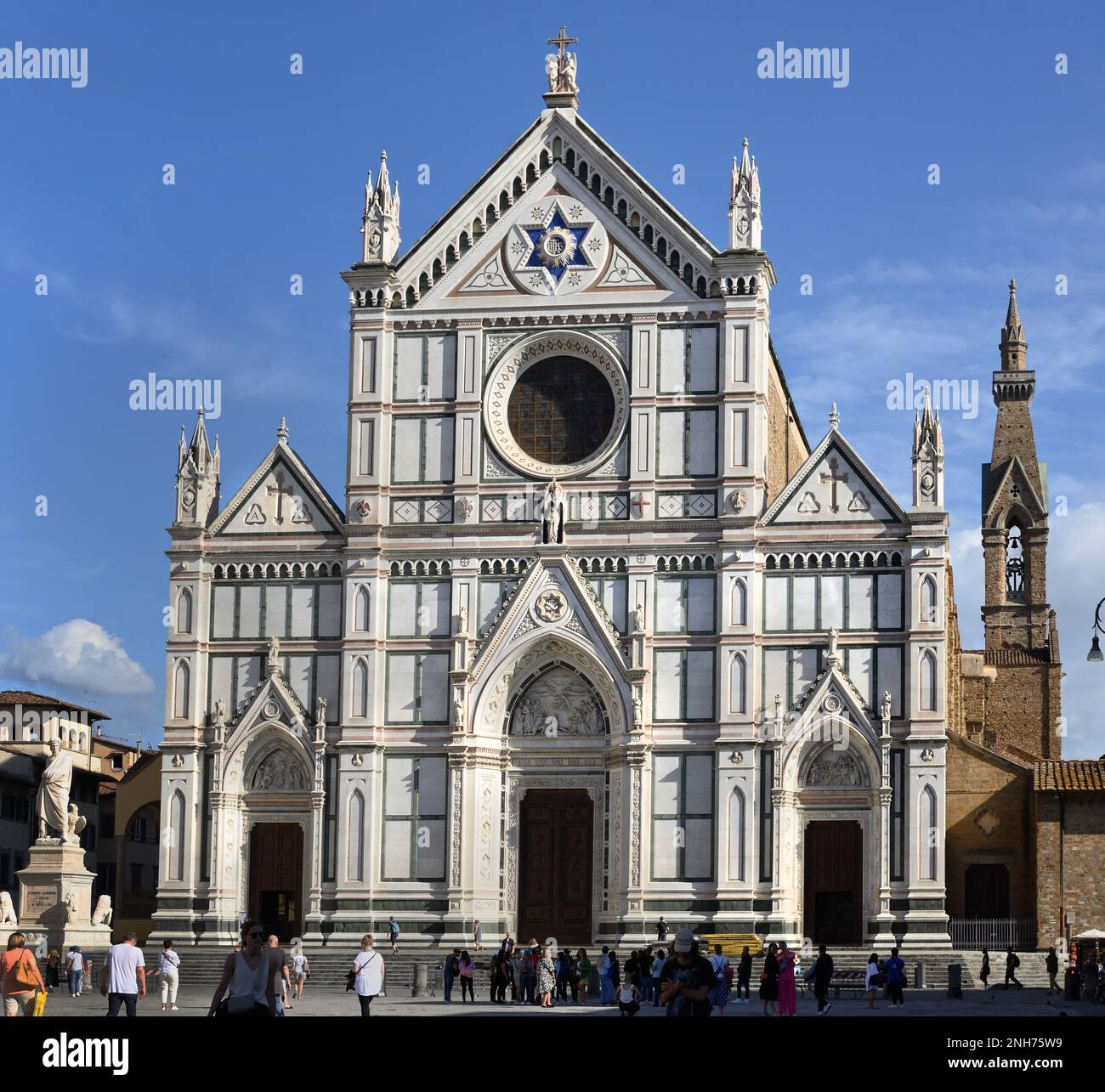 Chiesa e Museo di Santa Croche, di Leon Battista Alberti 1470 Firenze Italia ( la Basilica di Santa Croce chiesa francescana di Firenze, Italia. E Piazza di Santa Croce, Toscana Italia, sepolture: Michelangelo, Galileo Galilei, Niccolo Machiavelli, Architetti, Filippo Brunelleschi, Arnolfo di Cambio, Niccolo Matas, Inizio costruzione,1294 ) Foto Stock