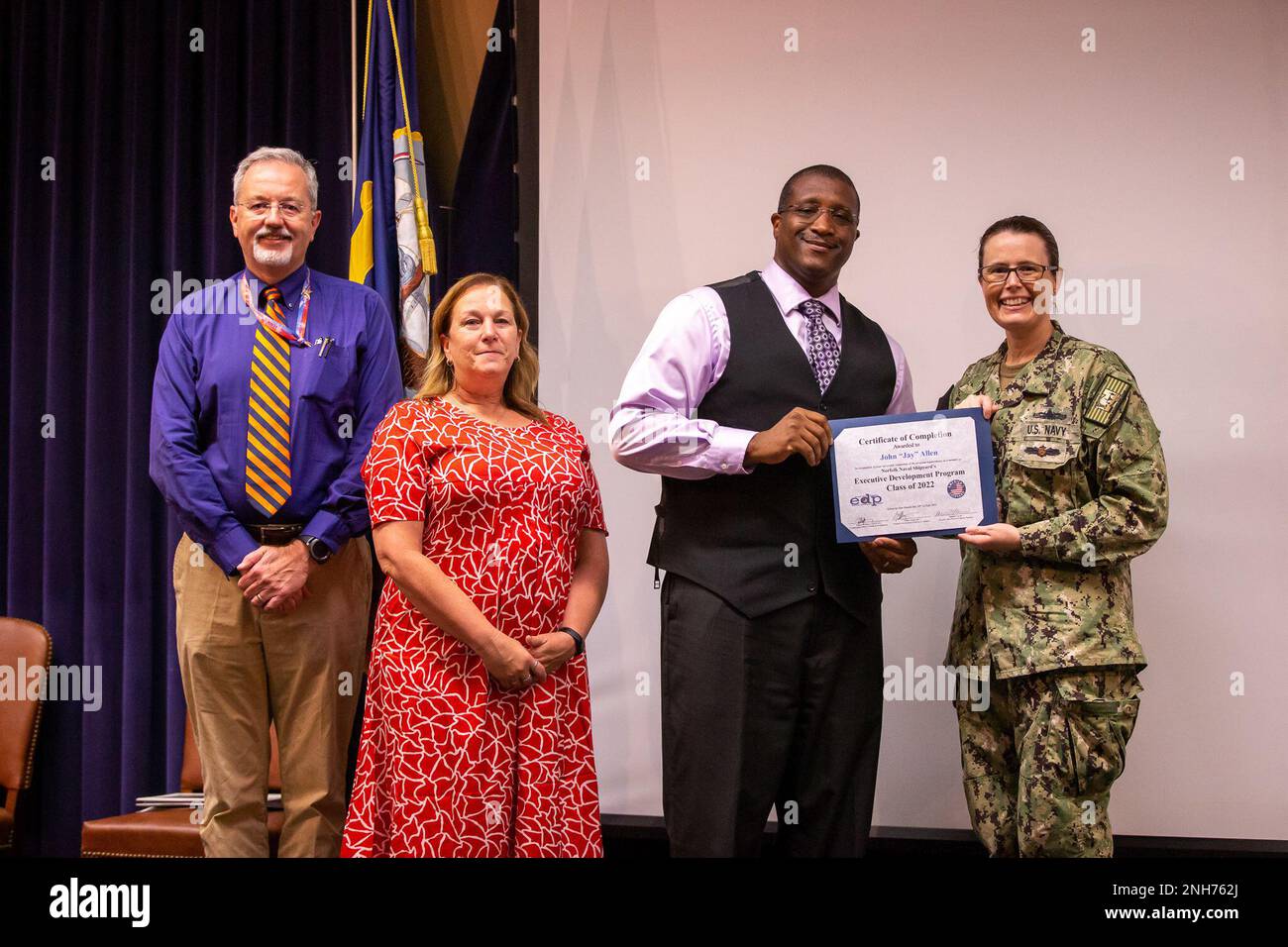 Jay Allen (Codice 700) è stato riconosciuto per i suoi sforzi come parte del Norfolk Naval Shipyard Executive Development Program Cadre X durante una cerimonia di laurea il 20 luglio. Foto Stock