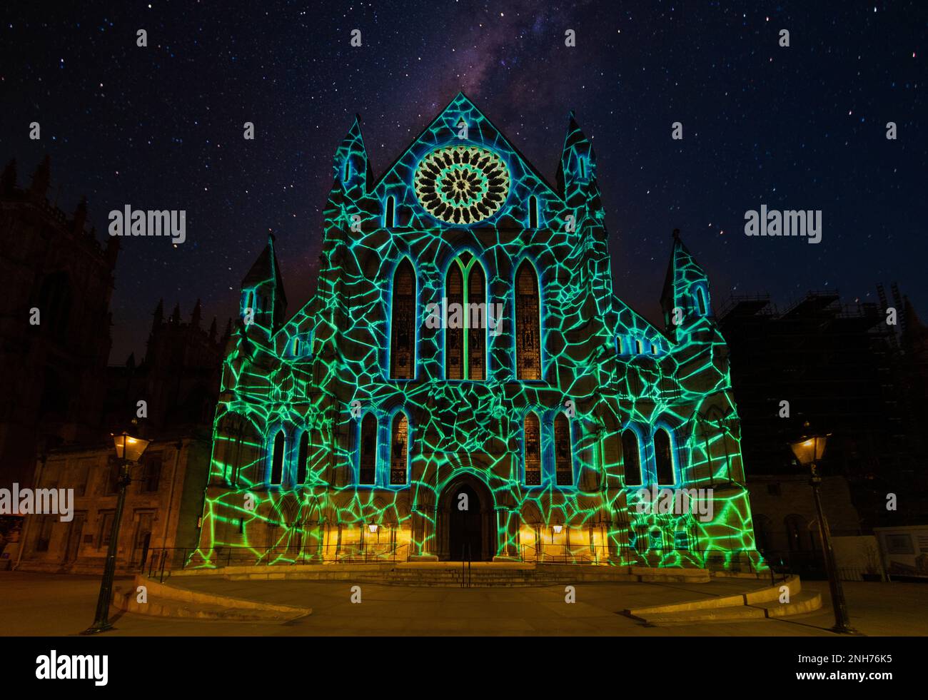 Esperienza di proiezione immersiva ‘colore e luce’ di DoubleTake Projection utilizzando la proiezione sulla facciata del transetto Sud, York Minster, Regno Unito. Foto Stock