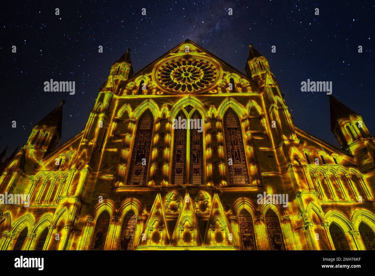 Esperienza di proiezione immersiva ‘colore e luce’ di DoubleTake Projection utilizzando la proiezione sulla facciata del transetto Sud, York Minster, Regno Unito. Foto Stock