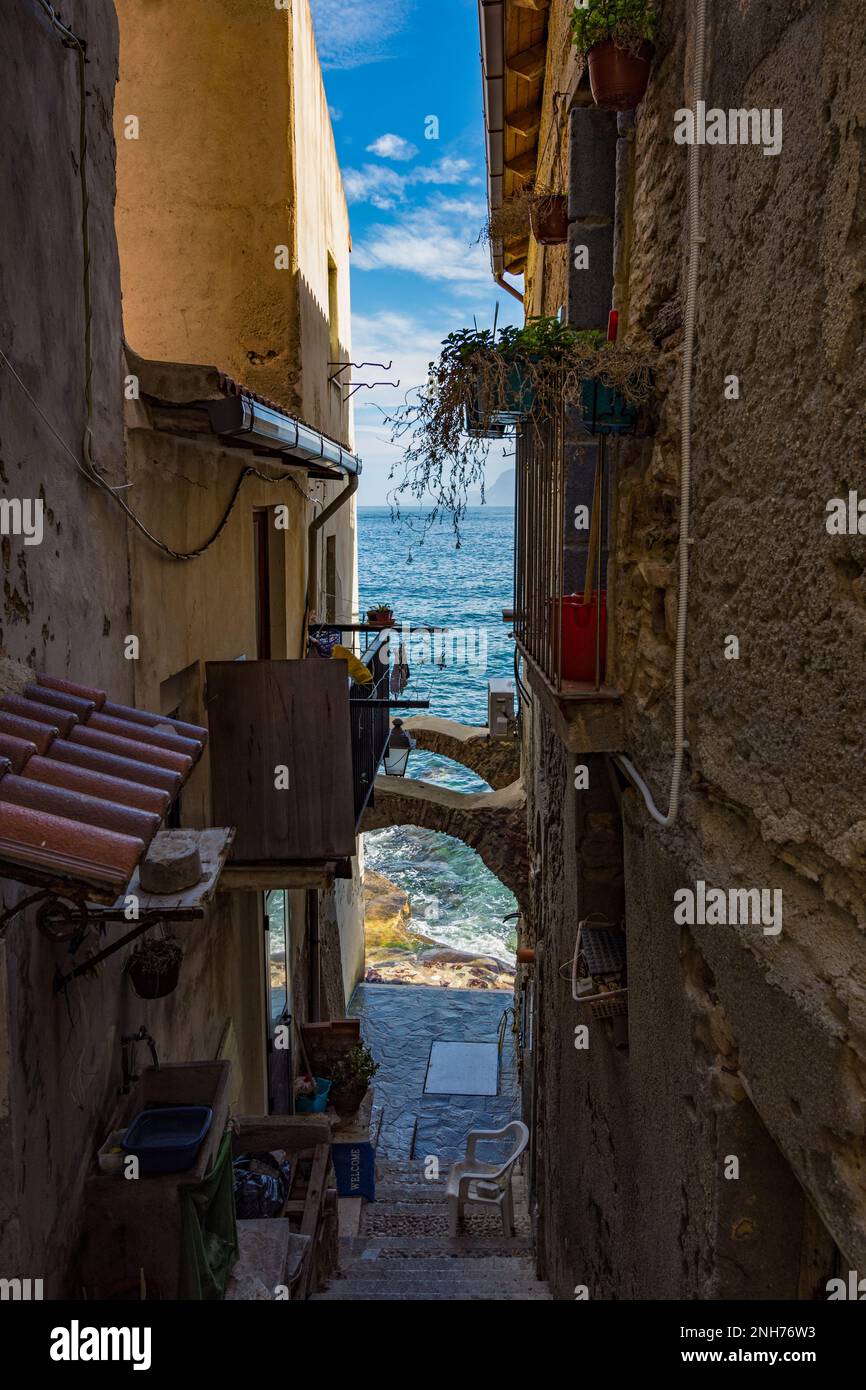 Un caratteristico vicolo nel borgo marinaro di Chianalea, Calabria Foto Stock