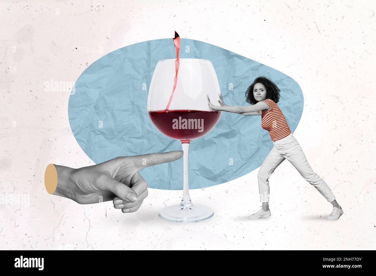 Immagine creativa collage di braccio enorme dito spingere vino vetro mini ragazza resistere rifiuto isolato su sfondo dipinto Foto Stock