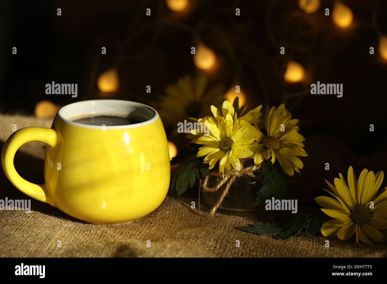 tazza di caffè su sfondo autunnale con foglie e fiori Foto Stock