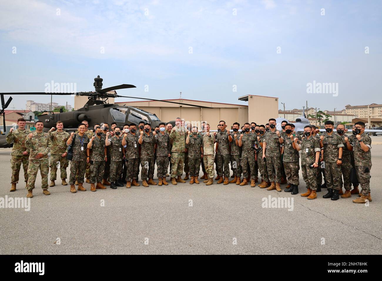 Il comandante dell'esercito della Repubblica di Corea del 5th il Gen. Kyu-Jun Lee ha visitato la Brigata dell'aviazione di combattimento del 2nd il 20 luglio 2022 per ricevere un brief sulle capacità dell'AH-64E V6 e dell'aquila grigia mq-1C. Il Lt. Gen. Lee è in piedi con il col. Benjamin Boardman, comandante della Brigata dell'aviazione di combattimento del 2nd, per mostrare solidarietà e amicizia con le forze statunitensi. Foto Stock