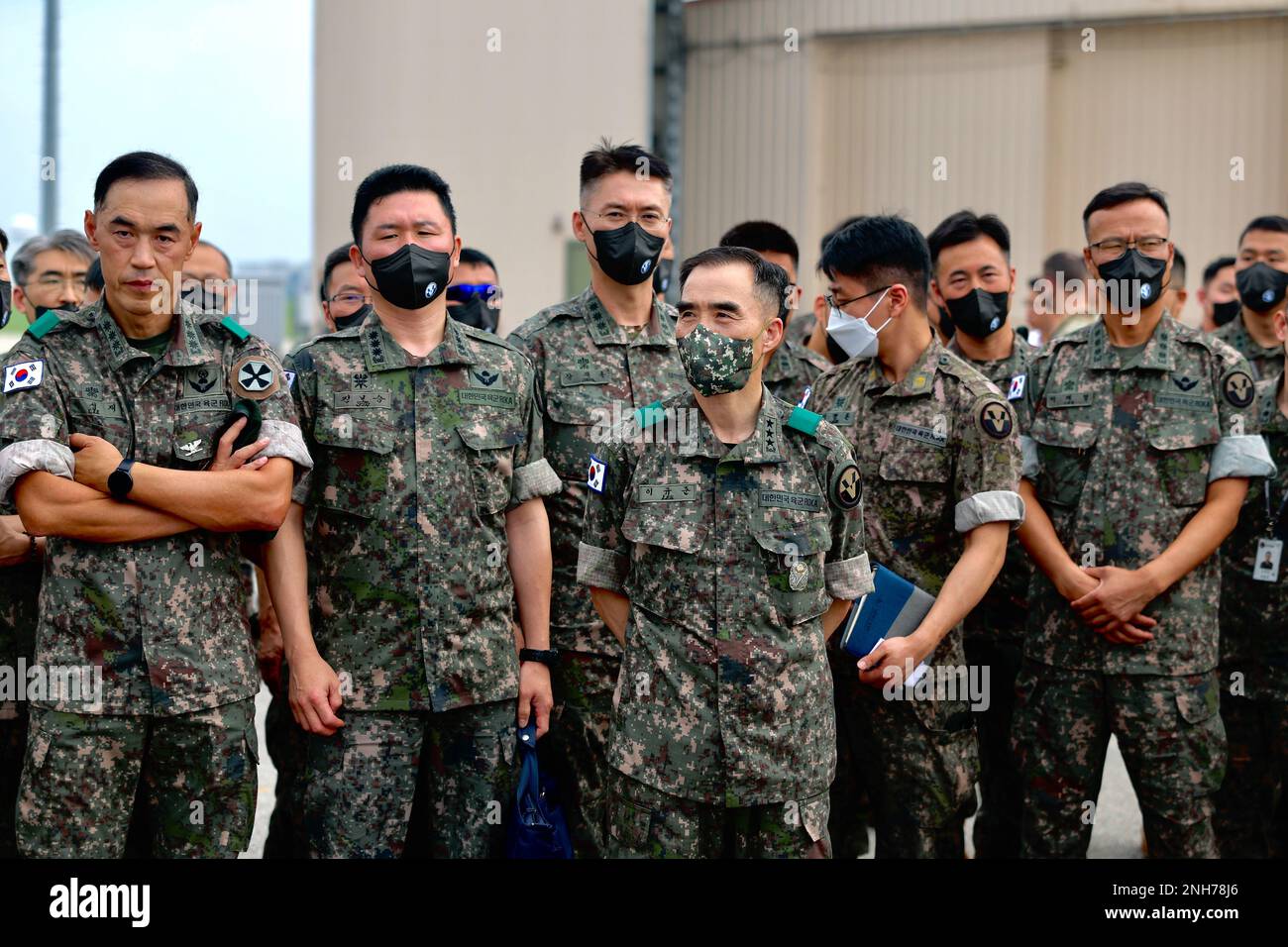 Il comandante dell'esercito della Repubblica di Corea del 5th il Gen. Kyu-Jun Lee ha visitato la Brigata dell'aviazione di combattimento del 2nd il 20 luglio 2022 per ricevere un brief sulle capacità dell'AH-64E V6 e dell'aquila grigia mq-1C. Il Lt. Gen. Lee si trova davanti al suo staff mentre viene informato su questi aerei e sulle loro capacità di squadra con equipaggio senza equipaggio. Foto Stock