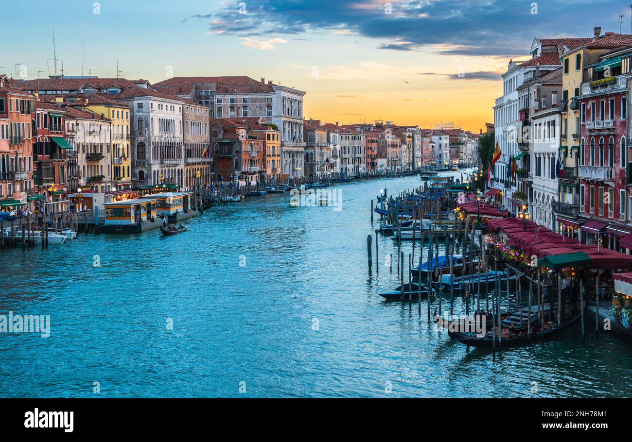 Canal Grande al tramonto a Venezia. Foto Stock