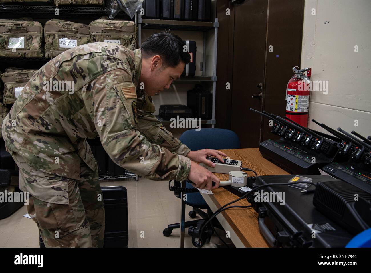 Airman Cullen Jones, tecnico di volo di ingegneria bioambientale 18th, esegue un test dell'apparecchiatura su un ADM-300 per rilevare le radiazioni alla base aerea di Kadena, Giappone, 21 luglio 2022. Il rilevamento di materiali radioattivi fa parte del modo in cui il BEF 18th garantisce la sicurezza degli Airmen e delle loro famiglie. Foto Stock