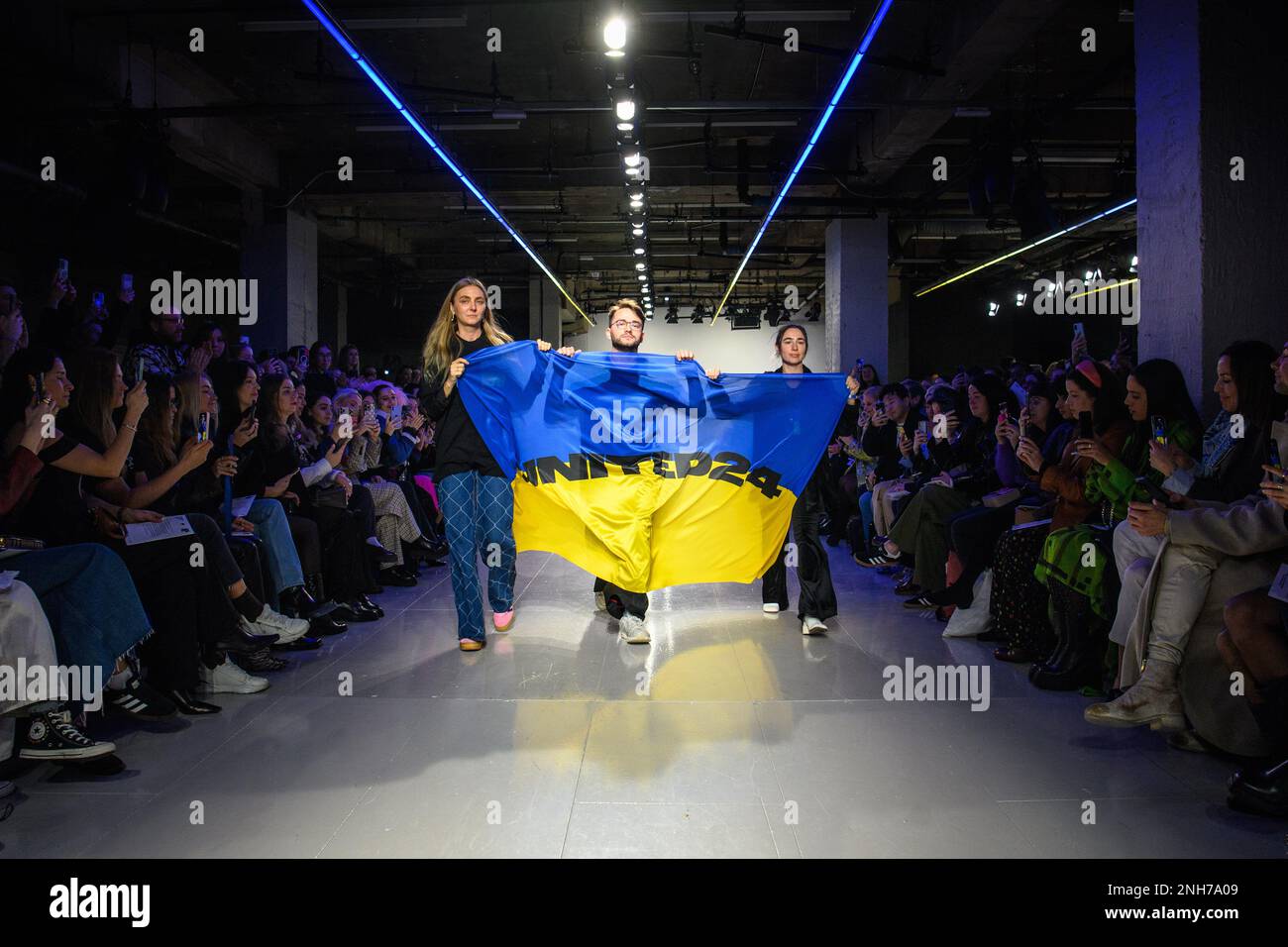 Londra, Regno Unito. 21 febbraio 2023. Designer Ukraniani (l-r) Kseniaschnaider, Frolov e Paskal sulla passerella durante lo spettacolo Ukranian Fashion Week Presents, tenutosi presso l'Old Selfridge's Hotel durante la Fashion Week di Londra. Data immagine: Martedì 21 febbraio 2023. Il credito fotografico dovrebbe essere: Matt Crossick/Empics/Alamy Live News Foto Stock