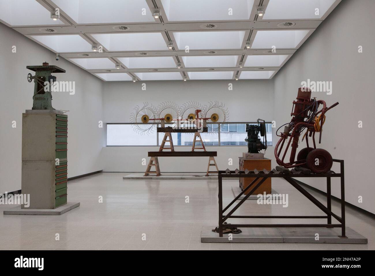 Londra, Regno Unito, 21 febbraio 2023: La mostra dell'artista Mike Nelson 'Extinction beckons' apre alla Hayward Gallery sulla South Bank di Londra. "The Asset Strippers", 2019, comprende installazioni su larga scala con un'atmosfera post-apocalittica e sculture realizzate con macchinari industriali pesanti acquistati online da liquidatori aziendali, che riflettono il declino industriale della Gran Bretagna. Anna Watson/Alamy Live News Foto Stock