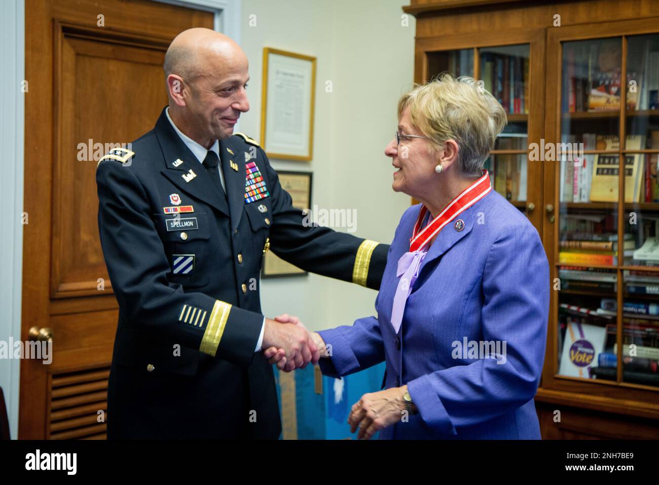 Il Gen. Scott A. Spellmon, il 55th° capo degli ingegneri e comandante generale degli Stati Uniti Corpo dell'esercito degli ingegneri, si congratula con il rappresentante statunitense Marcy Kaptur dopo averla presentata con la Medaglia d'oro di Fleury durante una cerimonia a Capitol Hill il 21 luglio 2022. Kaptur, attualmente presidente della sottocommissione House Appropriations per l’energia e lo sviluppo idrico, è stato selezionato per i suoi contributi agli sforzi di resilienza costiera, al ripristino dell’ecosistema acquatico e agli investimenti nelle infrastrutture di navigazione. Foto Stock