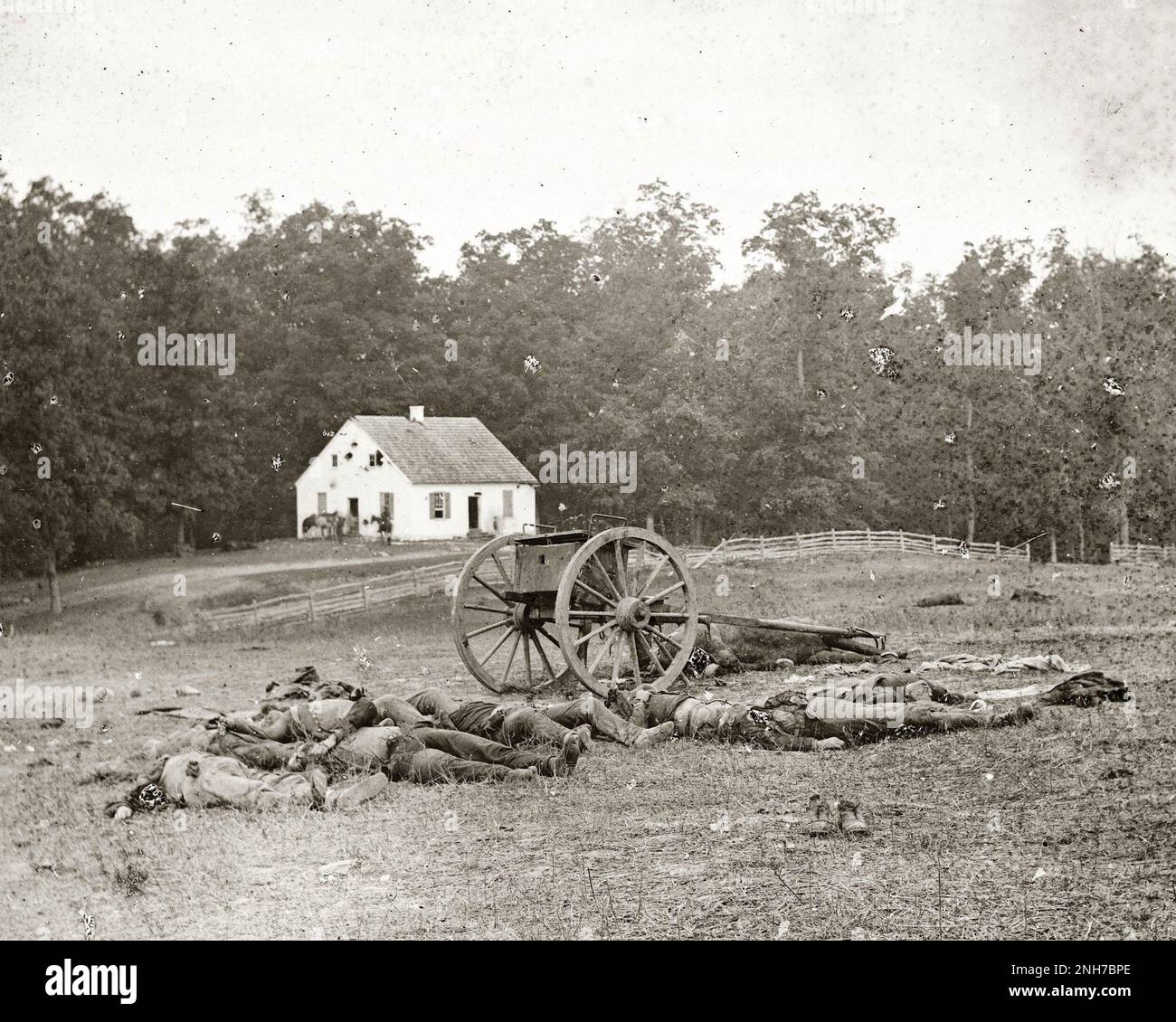 Confederati morti presso il sito di una batteria di artiglieria Rebel Foto Stock