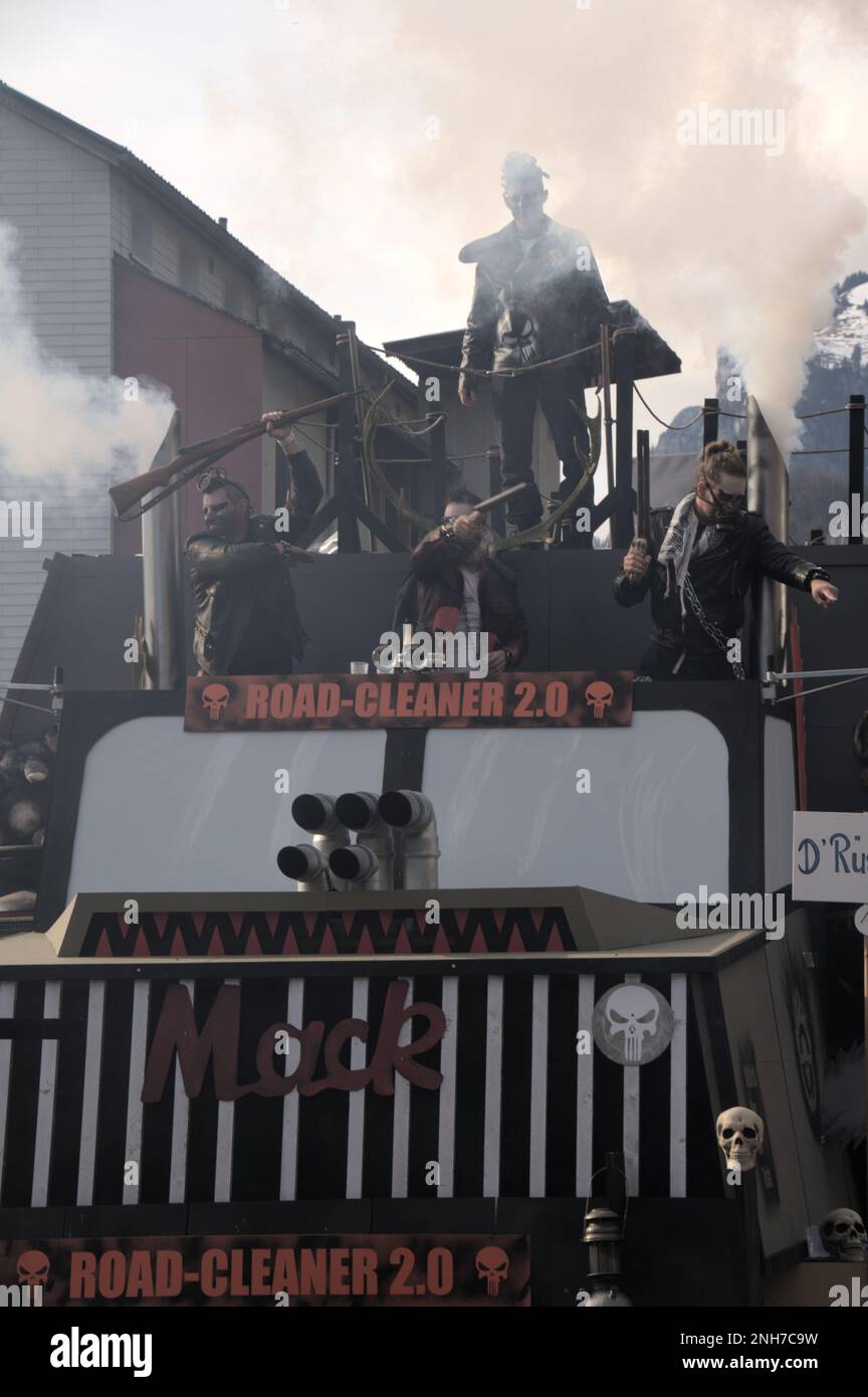 La sfilata a tema MAD Max alla processione Walenstadt Fasnacht nelle Alpi Svizzere Foto Stock