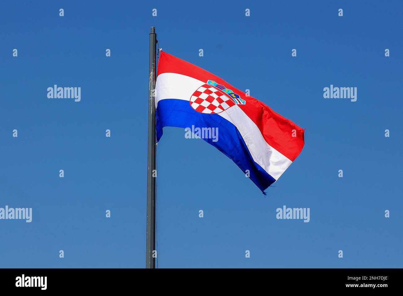SIBENIK, CROAZIA - 12 SETTEMBRE 2016: Questa è la bandiera della Croazia che batte nel vento. Foto Stock