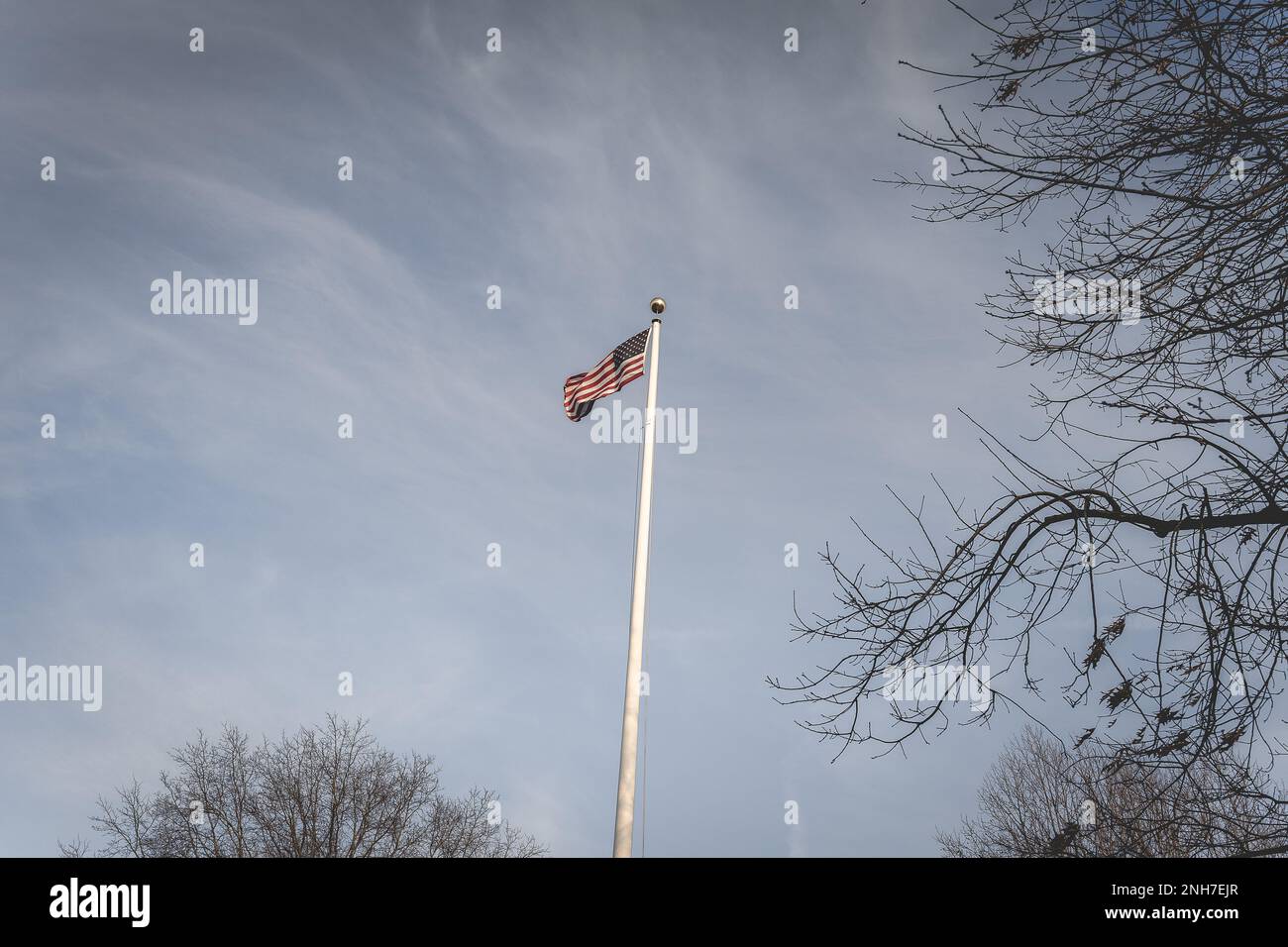 Bandiera americana che sventola al vento, al cimitero americano di Magraten, nei Paesi Bassi. Foto Stock