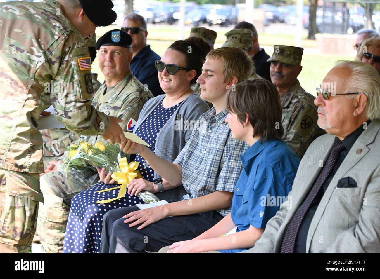 Gli Stati Uniti L'attività di supporto dell'esercito ha celebrato un cambiamento di comando il 21 luglio 2022. Il comandante uscente col Jon A. Brierton aveva passato i colori al comandante entrante col Mitchell J. Wiesniewski. La cerimonia si è svolta a Fort Dix, nello Sharp Field, con la partecipazione di familiari, amici, membri del servizio e civili. Durante la cerimonia le osservazioni sono state fatte dal comandante generale della 99th Divisione di preparazione generale maggiore Rodney L. Faulk. Anche in presenza e osservazioni sono state lette dal direttore di IMCOM-Readiness Sig.ra Brenda Lee McCullough, ha ricoperto la carica di direttore di IMCOM-Readiness Foto Stock